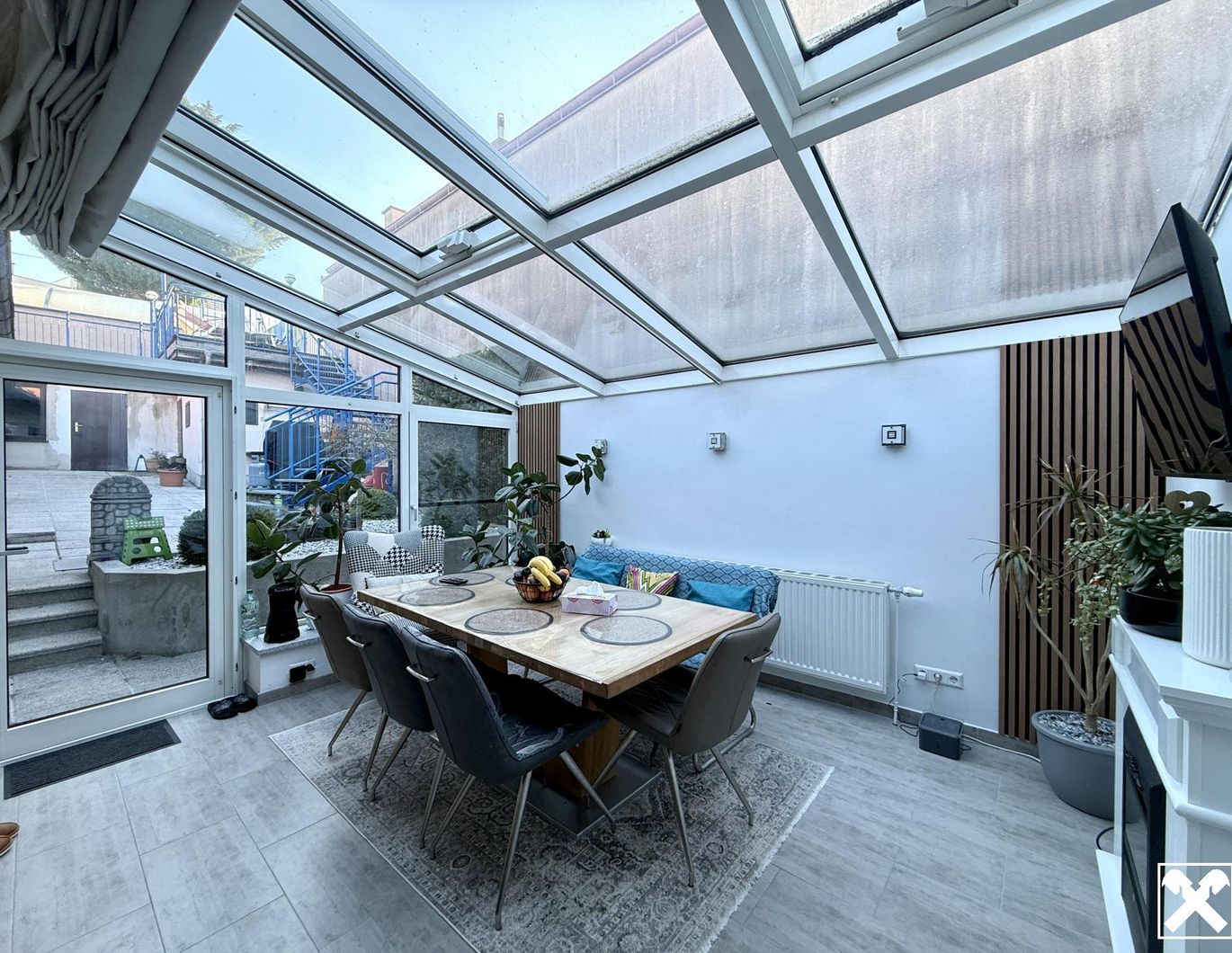 Wohnen mit Weitblick: 3 Zimmer Haus mit Wintergarten und Pool