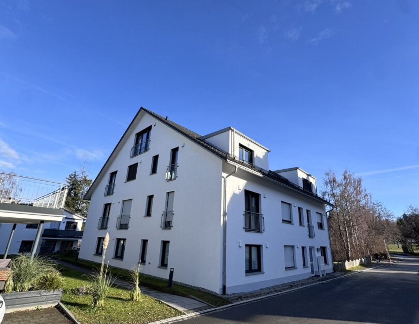 Lichtdurchflutete Dachgeschoss-Maisonette mit Traum-Blick auf den Weiher in Weißensberg!