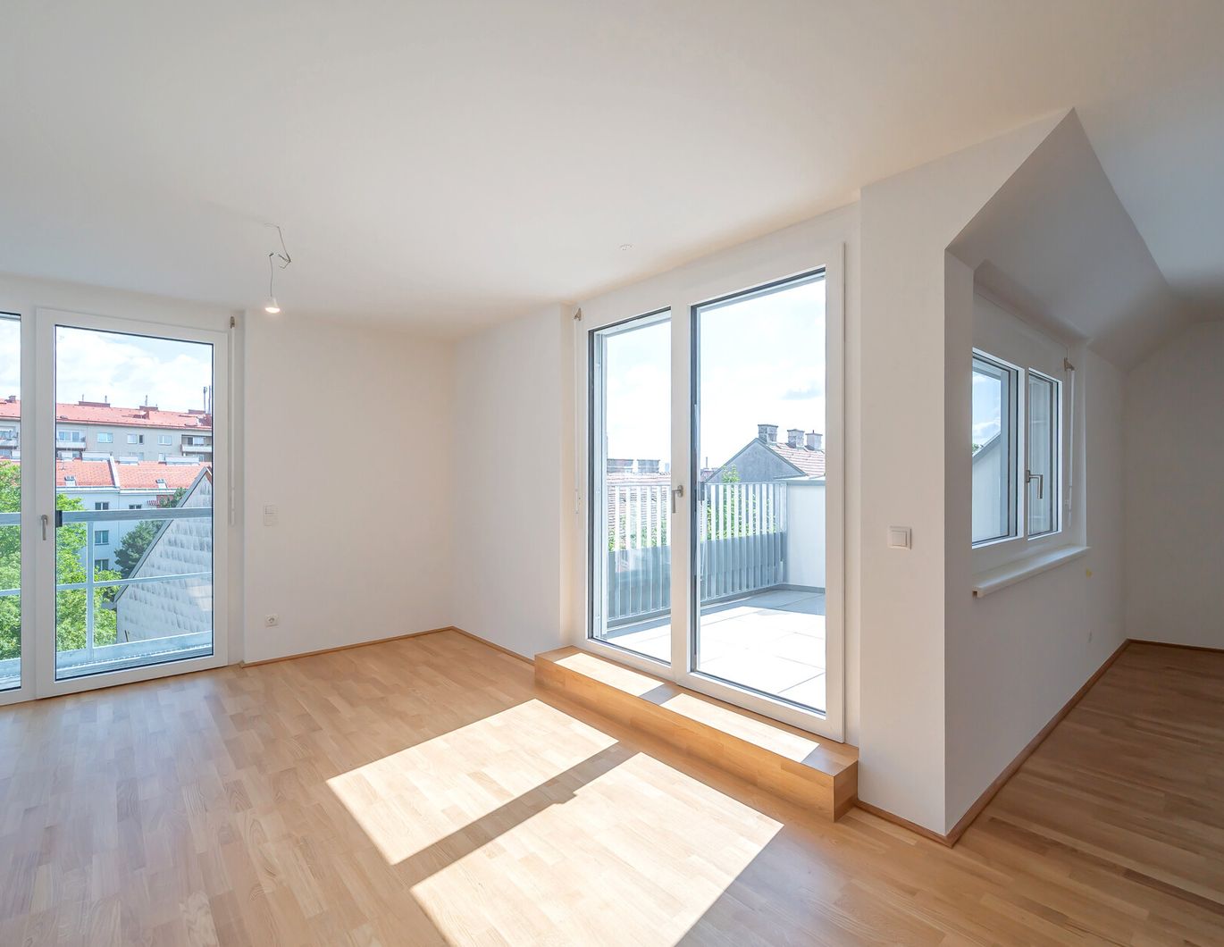 Erstbezug: Sonnige, klimatisierte Zwei-Zimmer-Dachgeschoßwohnung mit Terrasse - sofort verfügbar - zu mieten in 1170 Wien