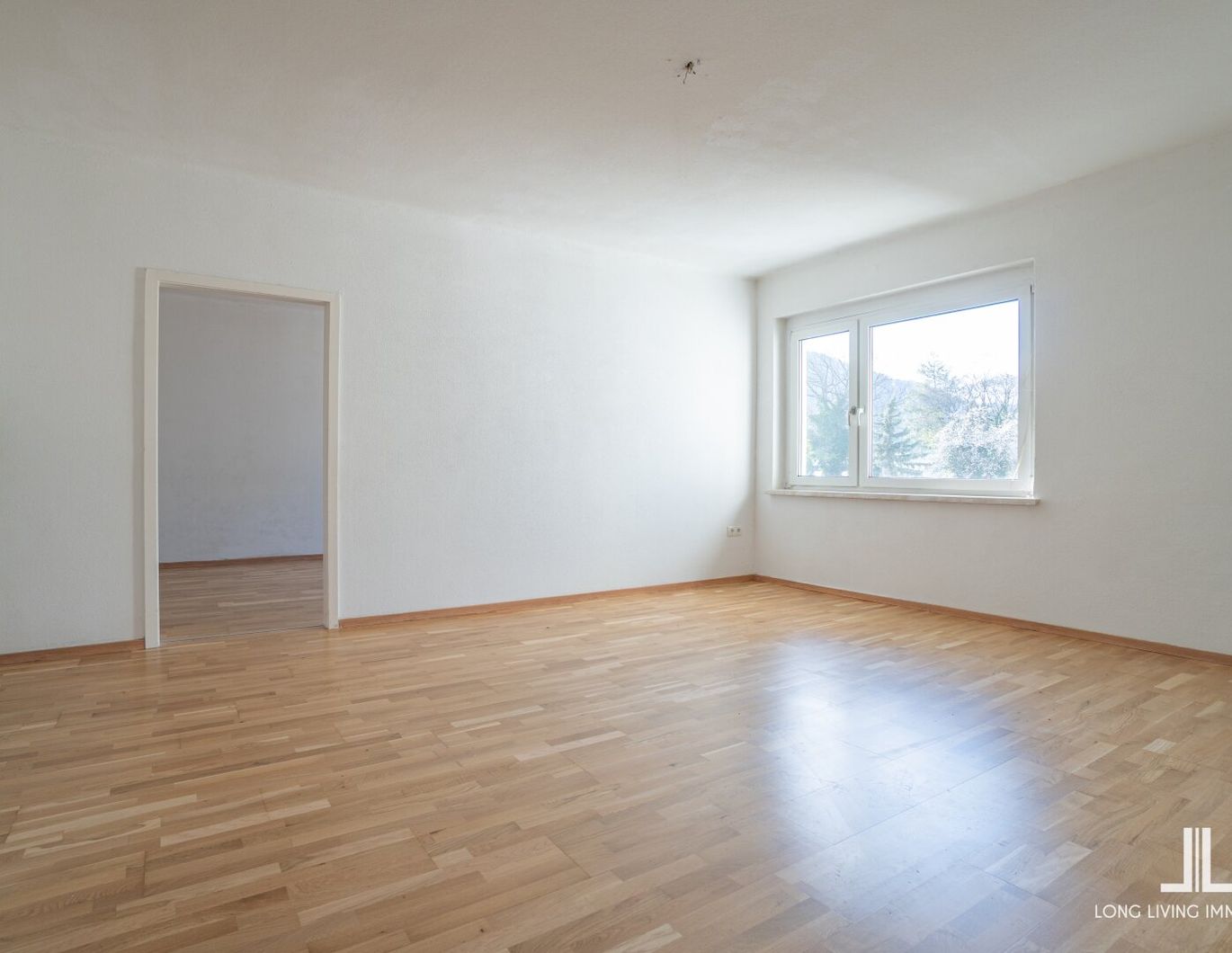 AUFGEPASST! Lichtdurchflutete 3 Zimmer Wohnung im letzten Stock - Balkon