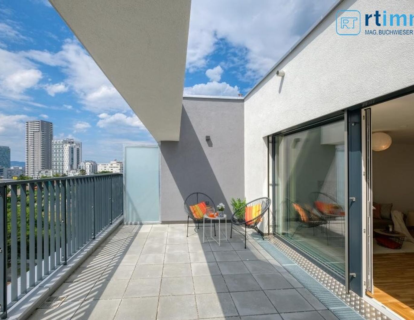 NEUWERTIGE DACHGESCHOSSWOHNUNG MIT GROSSER TERRASSE + GARAGENPLATZ + AIRCONDITION - U1 NÄHE