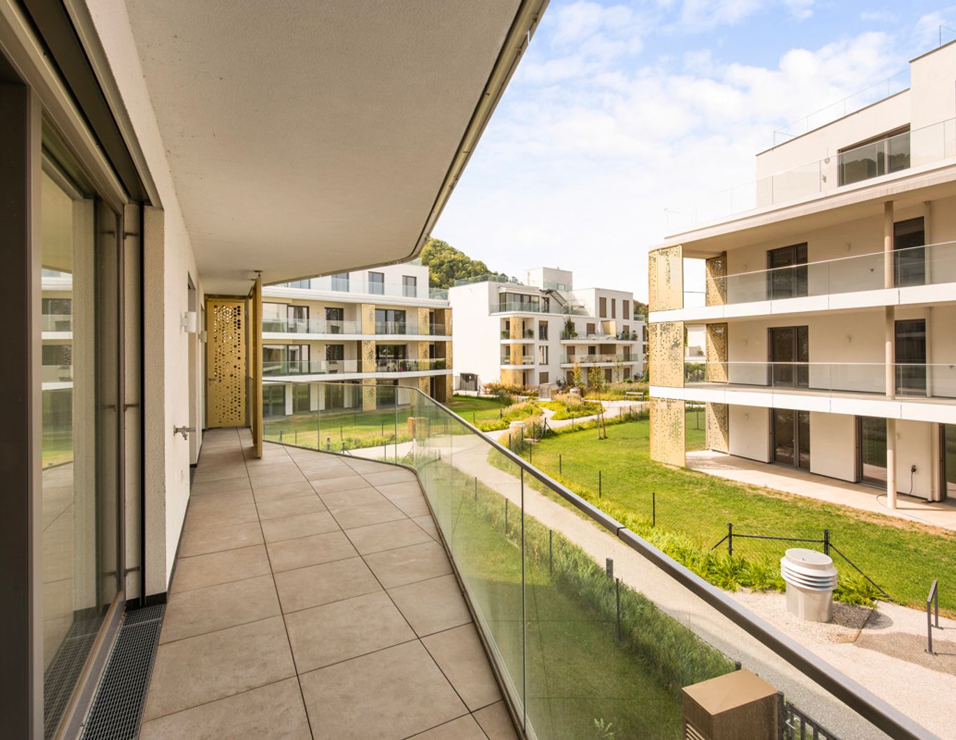 Große 2 Zimmer Wohnung am Wasser mit großem Ankleideraum, Fitness und Sauna