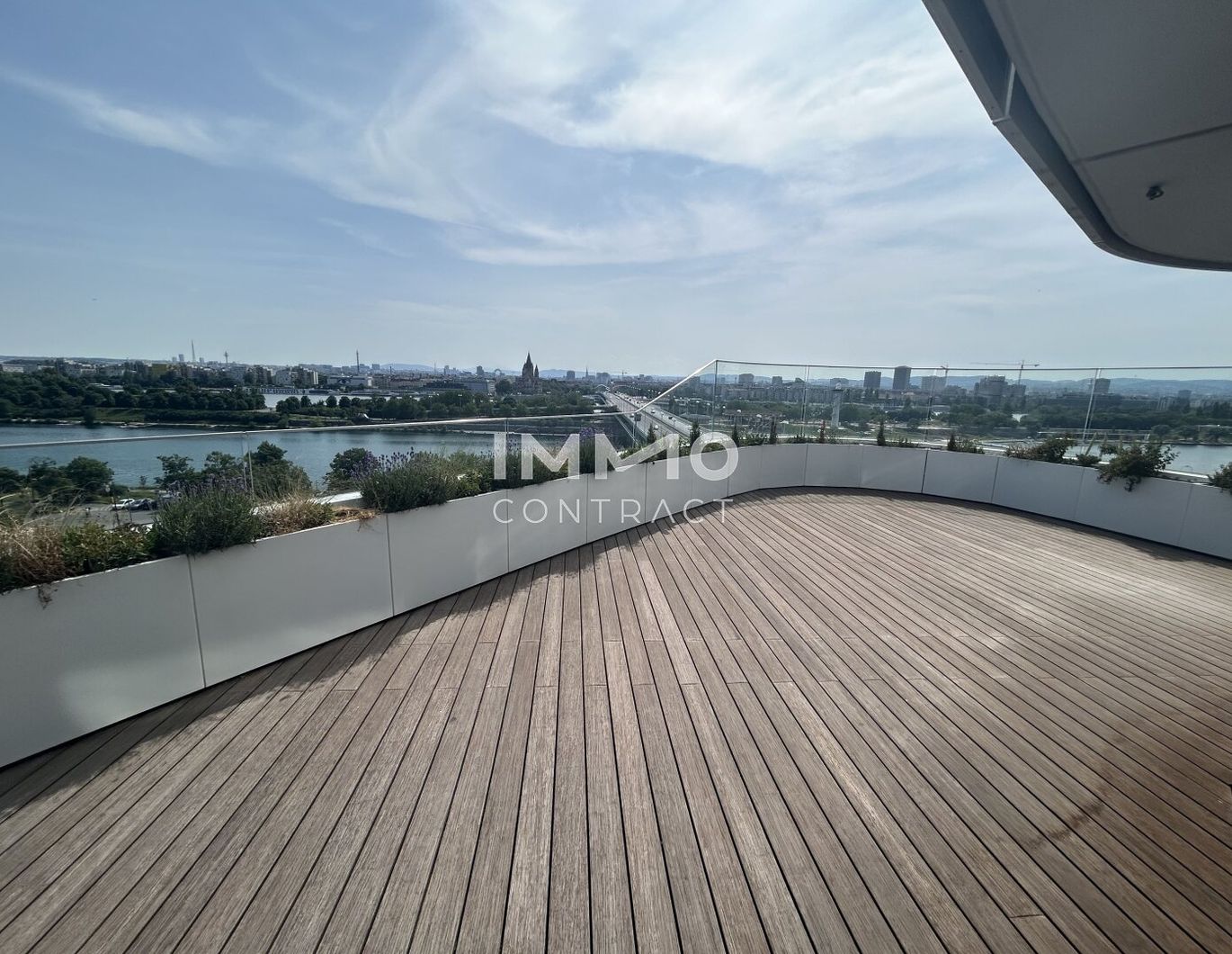 Großzügige 4 Zimmer Wohnung mit über 100 m² Balkon und Blick auf die Donau!