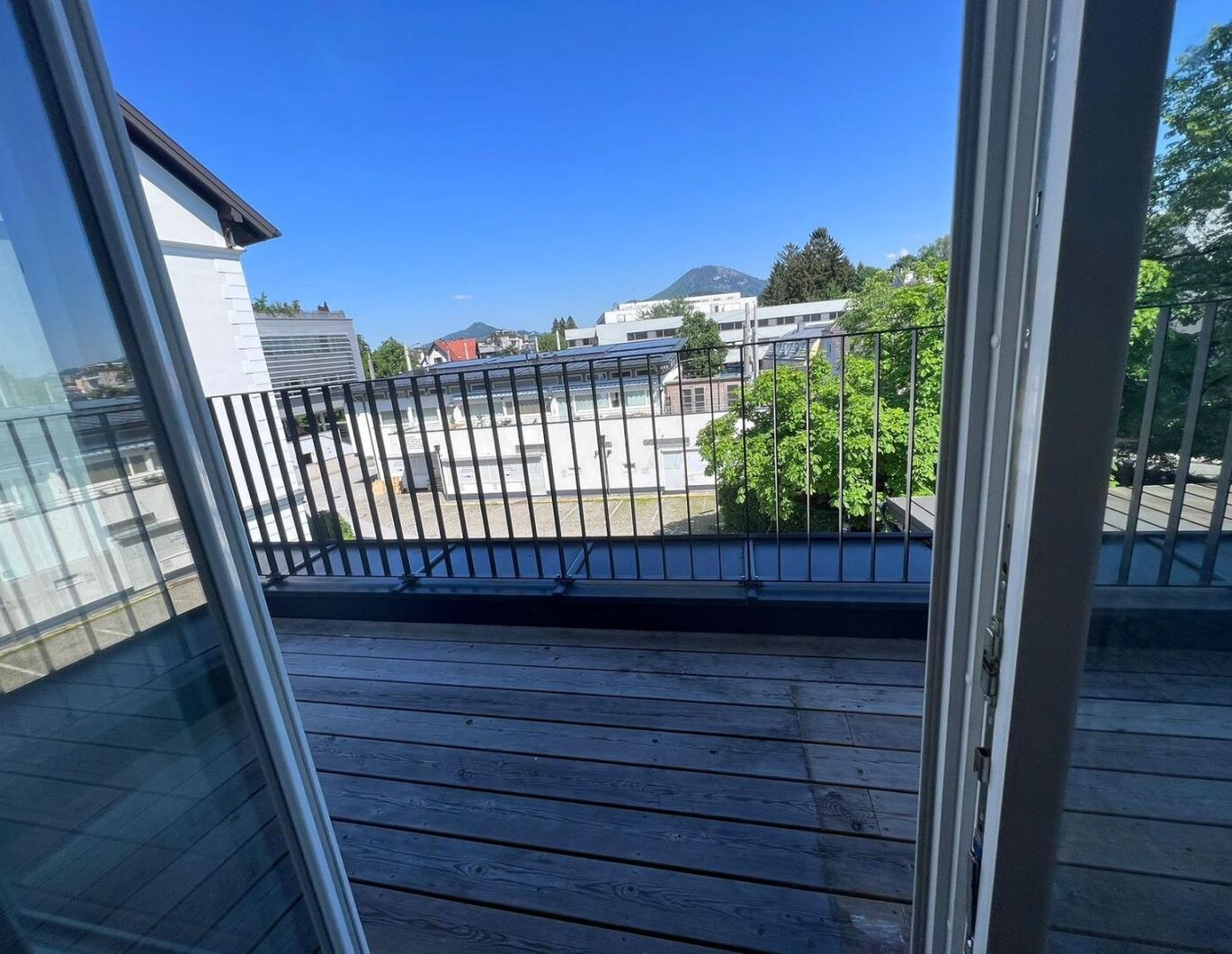 Schöne Dachgeschosswohnung in Salzburg: 3 Zimmer, Balkon und Parkplatz