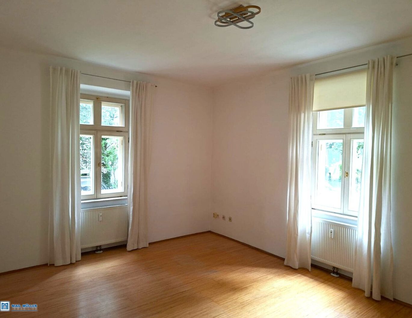 Charmante 1,5-Zimmer-Wohnung in stilvoller Ceconi-Villa