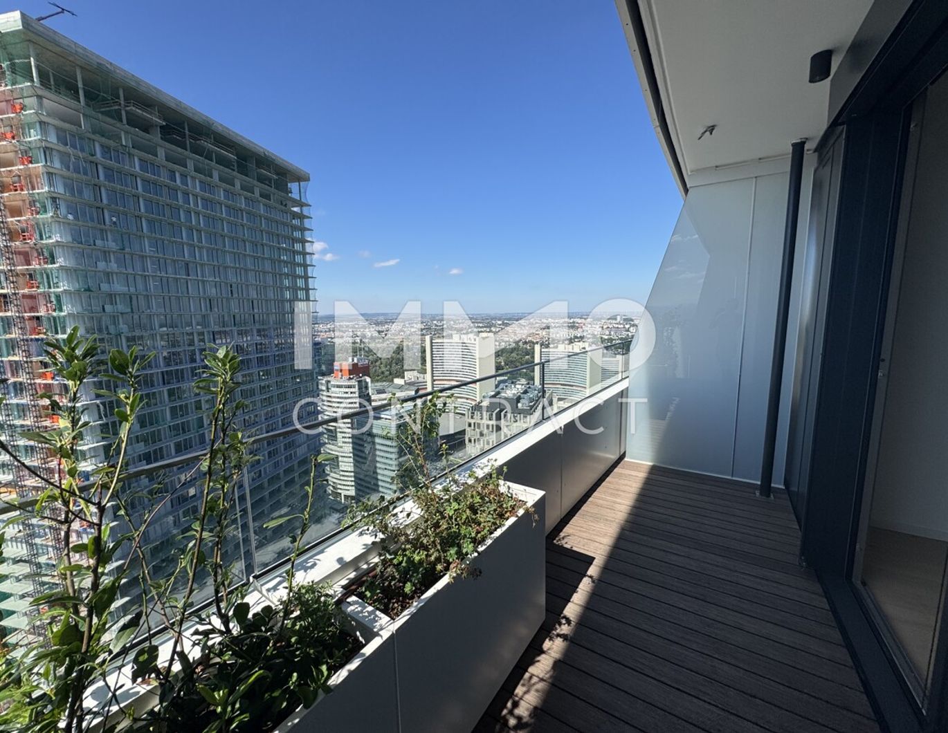 ERSTBEZUG: Wo die City und die Wiener Hausberge zu Füßen liegen - DANUBEFLATS