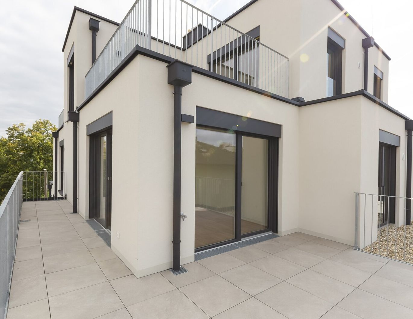 Imposante Dachgeschosswohnung mit zwei Terrassen und drei Zimmer