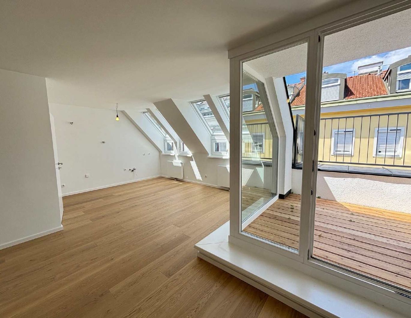 Sonnige, neu sanierte Maisonette mit Terrasse, Klima & Garage beim Kutschkermarkt 1180 Wien