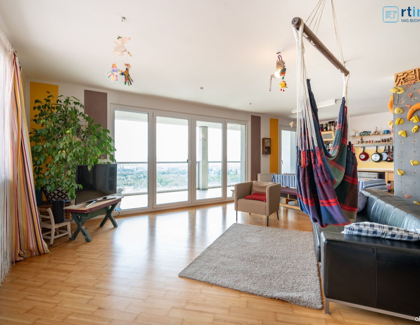 Himmelblau überall, 102 m² mit über 23m² Loggia auf 3,5 Zimmern. Atemberaubender Ausblick soweit das Auge reicht!