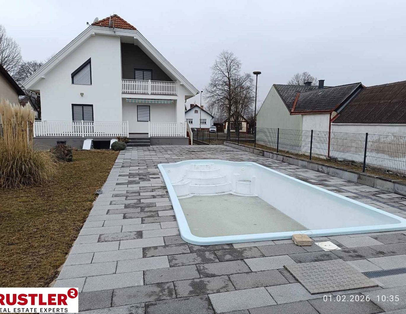 272m² großes Einfamilienhaus mit großen Garten und Pool - zu kaufen