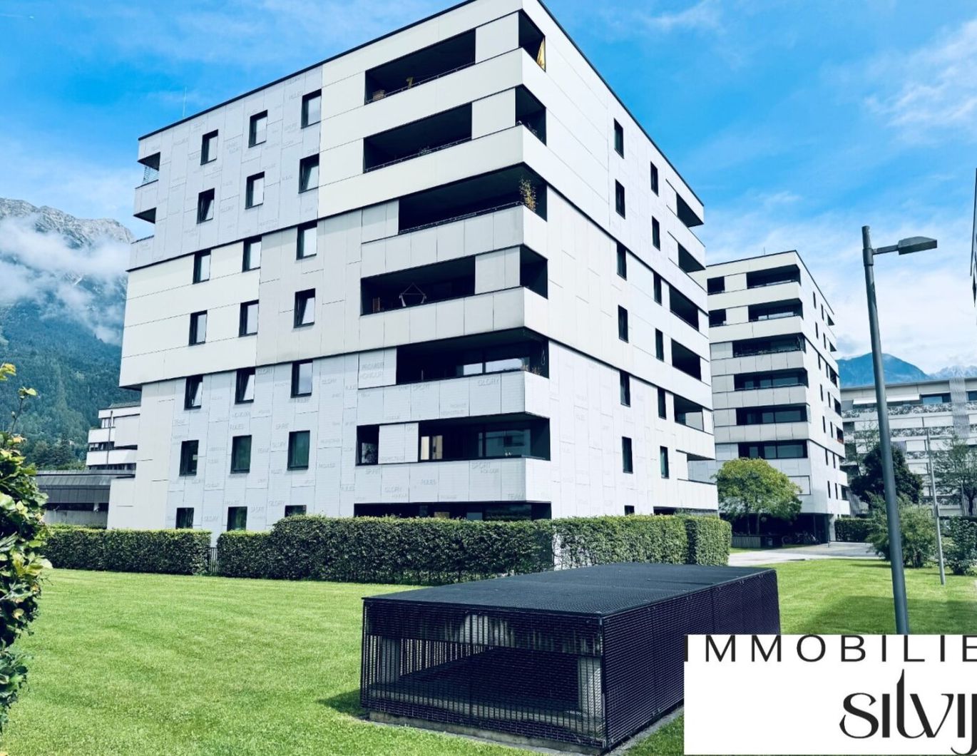 Innsbruck: Stylische 3-Zimmer-Wohnung mit 14 m² Balkon, Alpenblick & großzügiger Park- und Gartenanlage