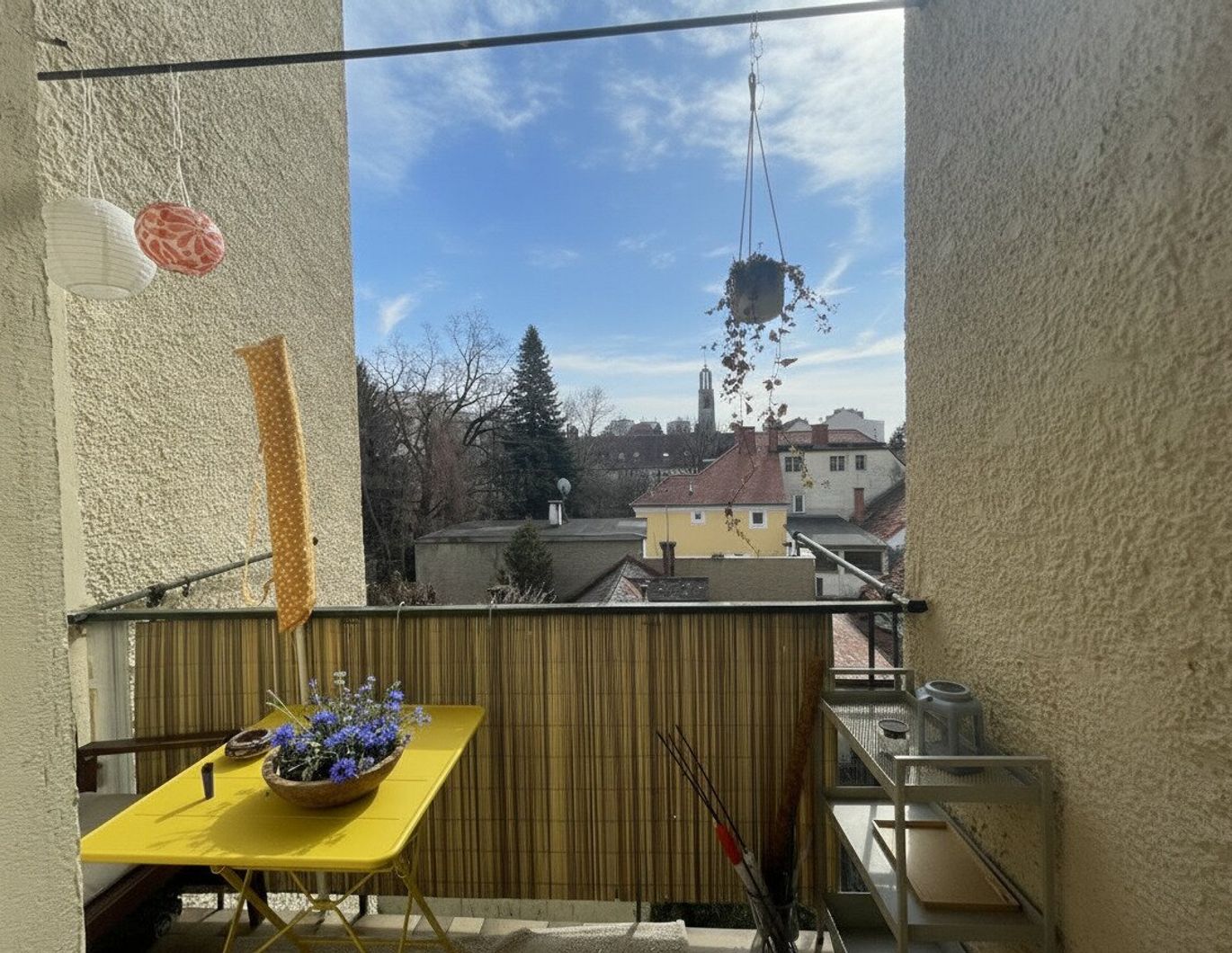 Attraktive 2,5-Zimmer-Altbauwohnung in sehr zentraler Lage - ideal auch für 2er-WG