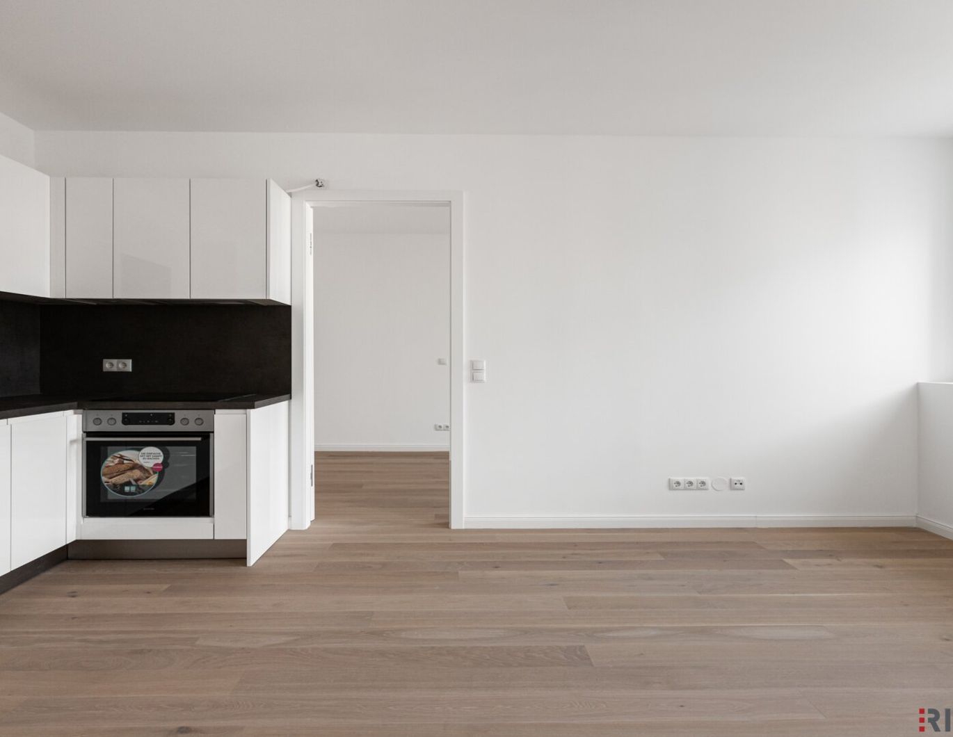 BEFRISTET VERMIETET BIS 10/2027 II HELLE 2 ZIMMER DACHGESCHOSSWOHNUNG NÄHE DONAUKANAL UND TRIIIPLE // MODERNE MARKENKÜCHE MIT GERÄTEN