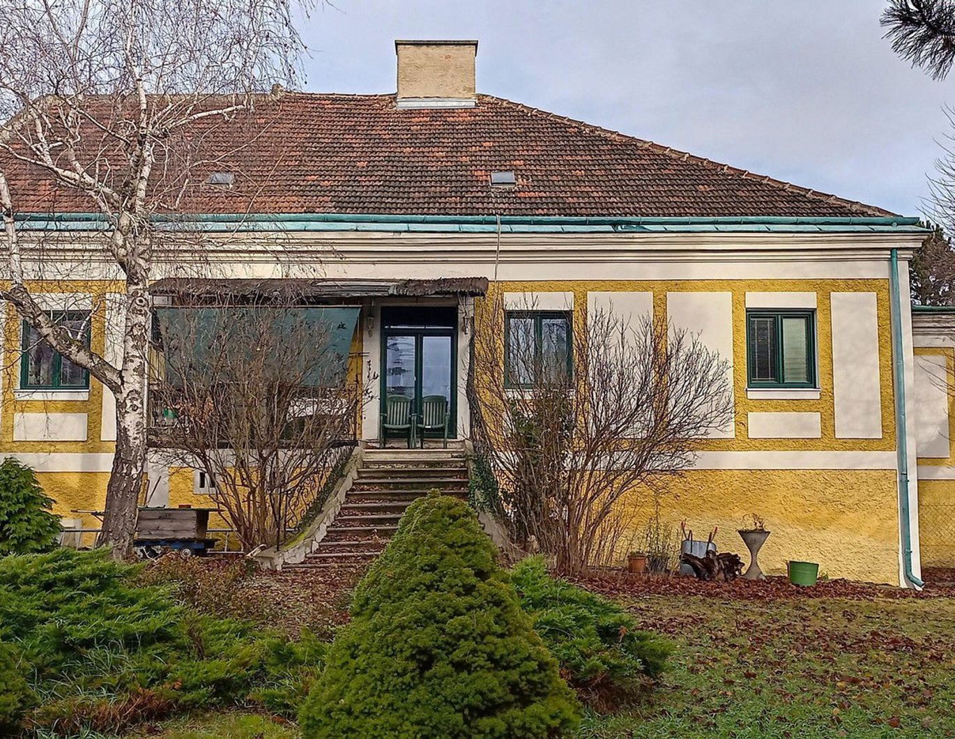 Großzügige Liegenschaft mit landhausähnlichem Gebäudekomplex