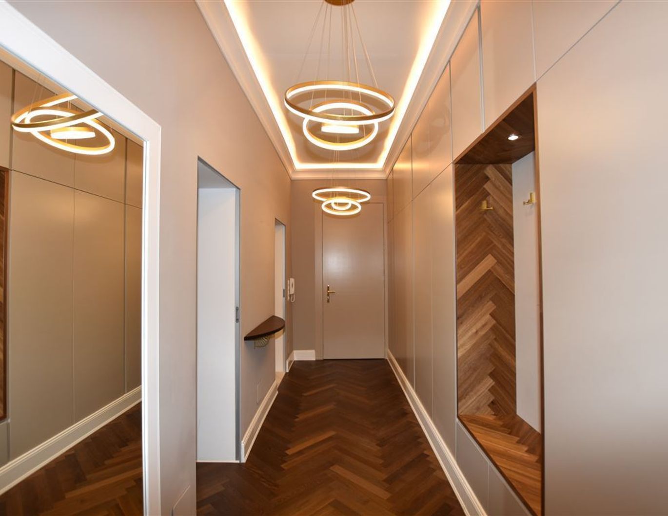 Hochwertig kernsanierte Altbauwohnung direkt am Stadtpark, erste Reihe!