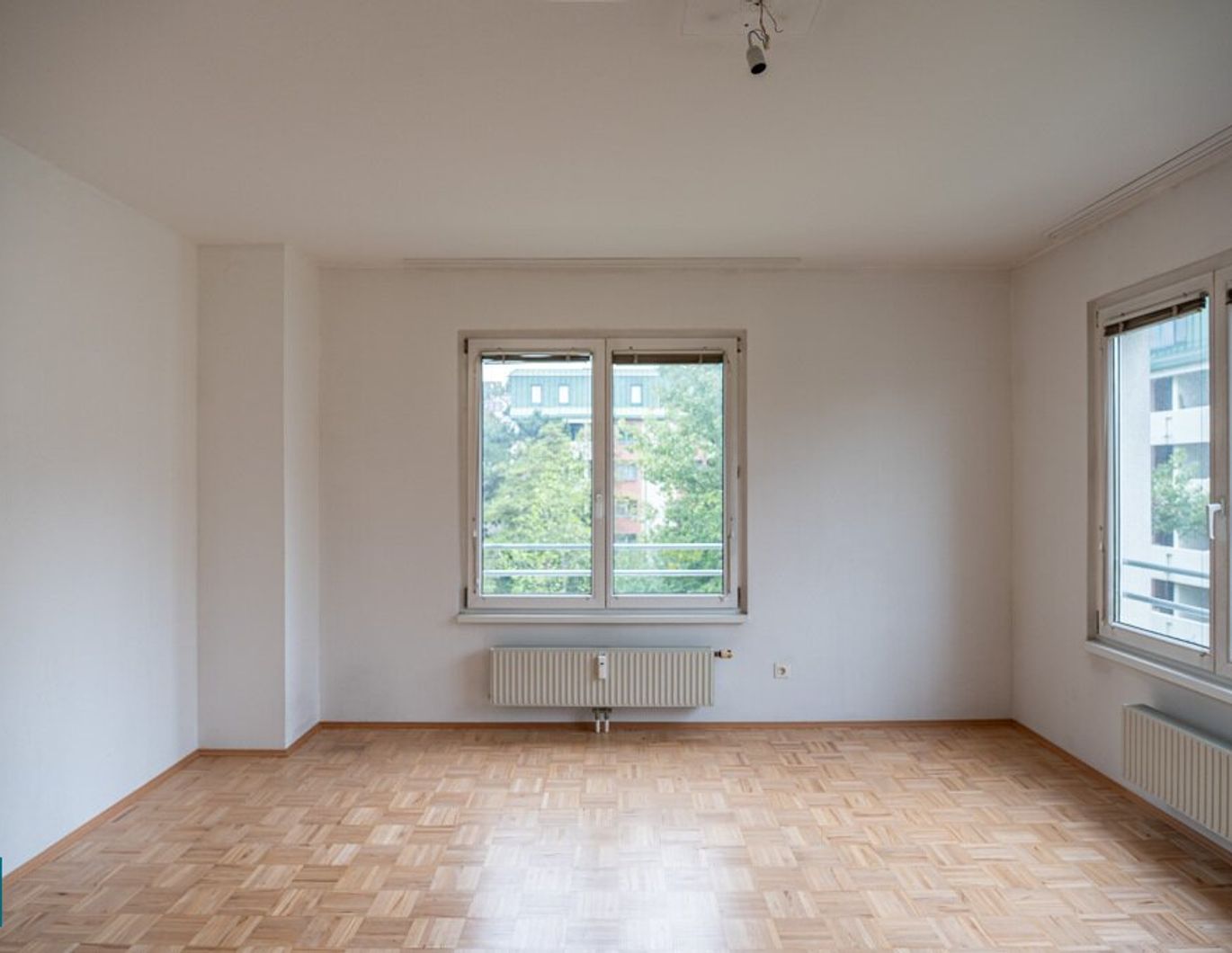 SCHÖNE 2 - ZIMMER WOHNUNG / NÄHE KRANKENHAUS GÖTTLICHER HEILAND