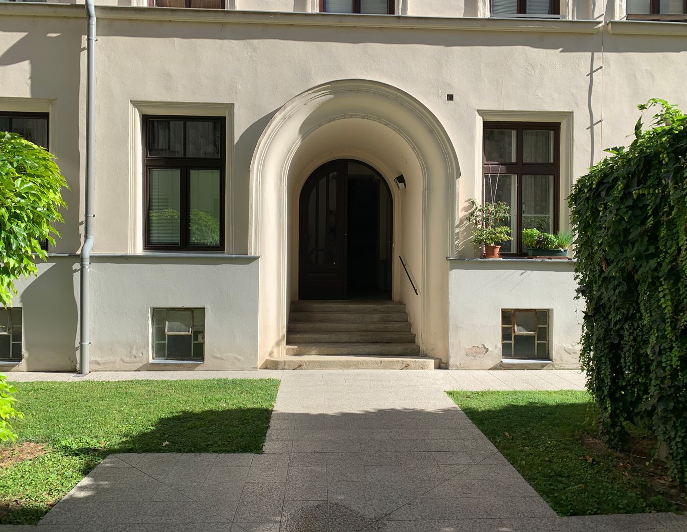 2 1/2 Zimmer EG-Wohnung in gesuchter Döblinger Lage beim Nußdorfer Platz