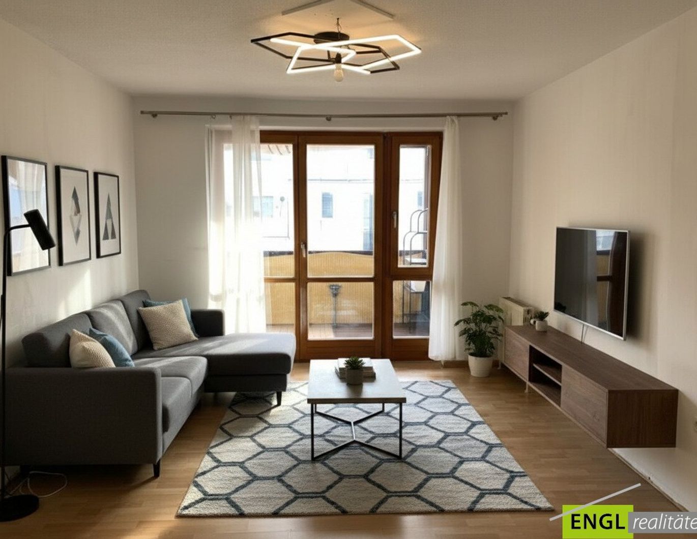 sofort verfügbare helle, gutangelegte 3 Zimmerwohnung mit sonniger Loggia in zentraler Lage