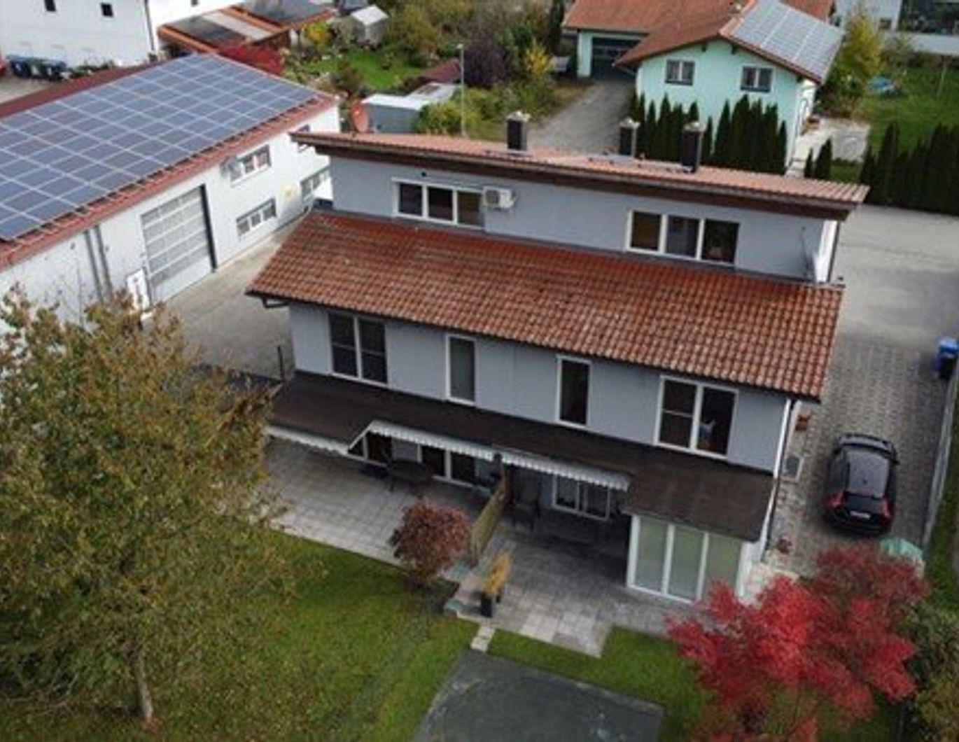 Doppelhaushälfte und Lagerhalle