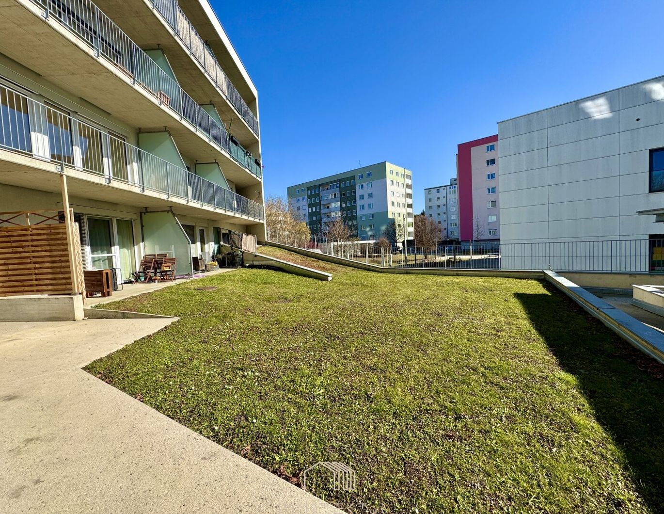 ANLAGE NÄHE TU GRAZ: Doppelwohnung mit Balkonen und Tiefgarage - befristet vermietet