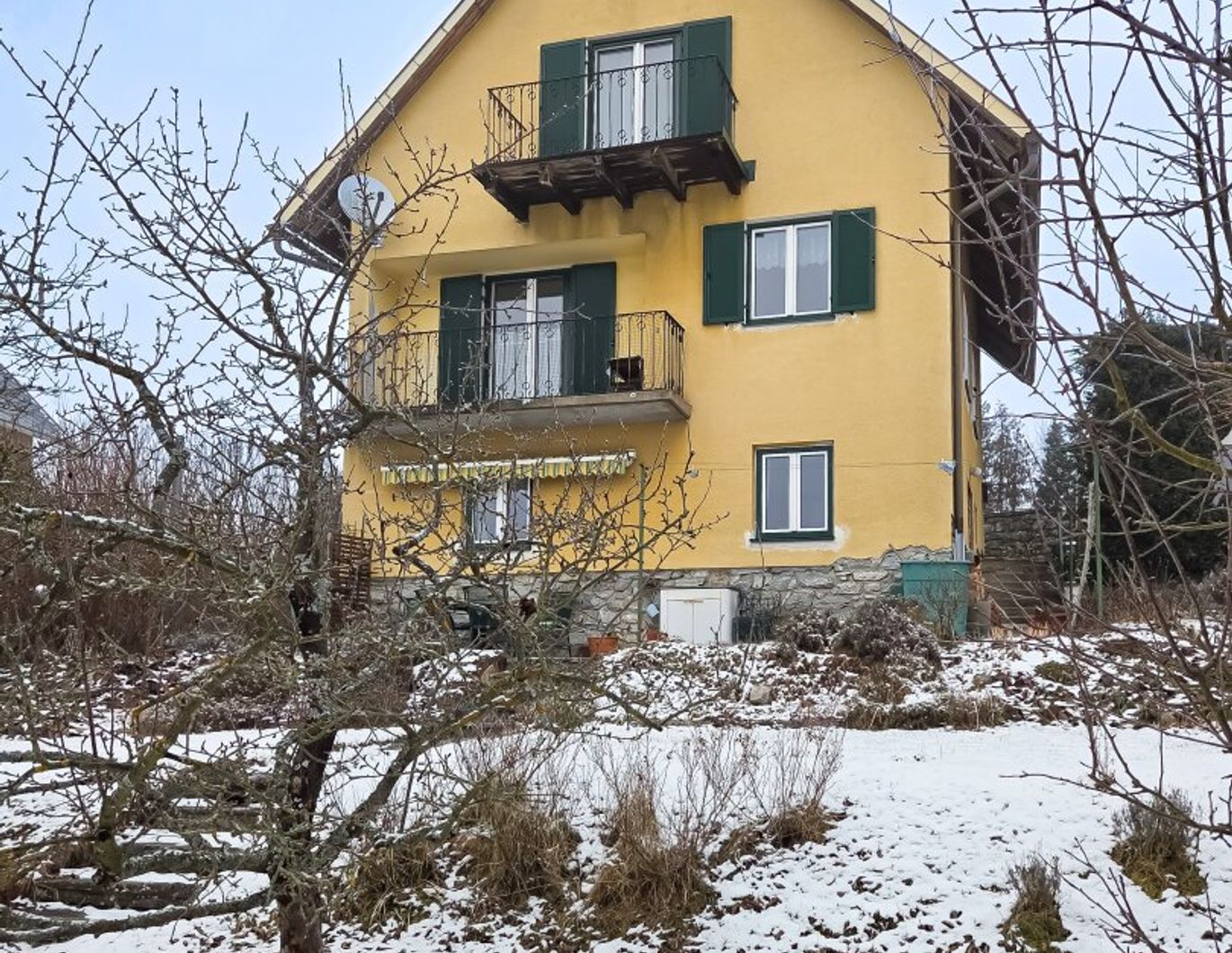 Erhöht gelegenes Wohnhaus mit Blick über Raabs