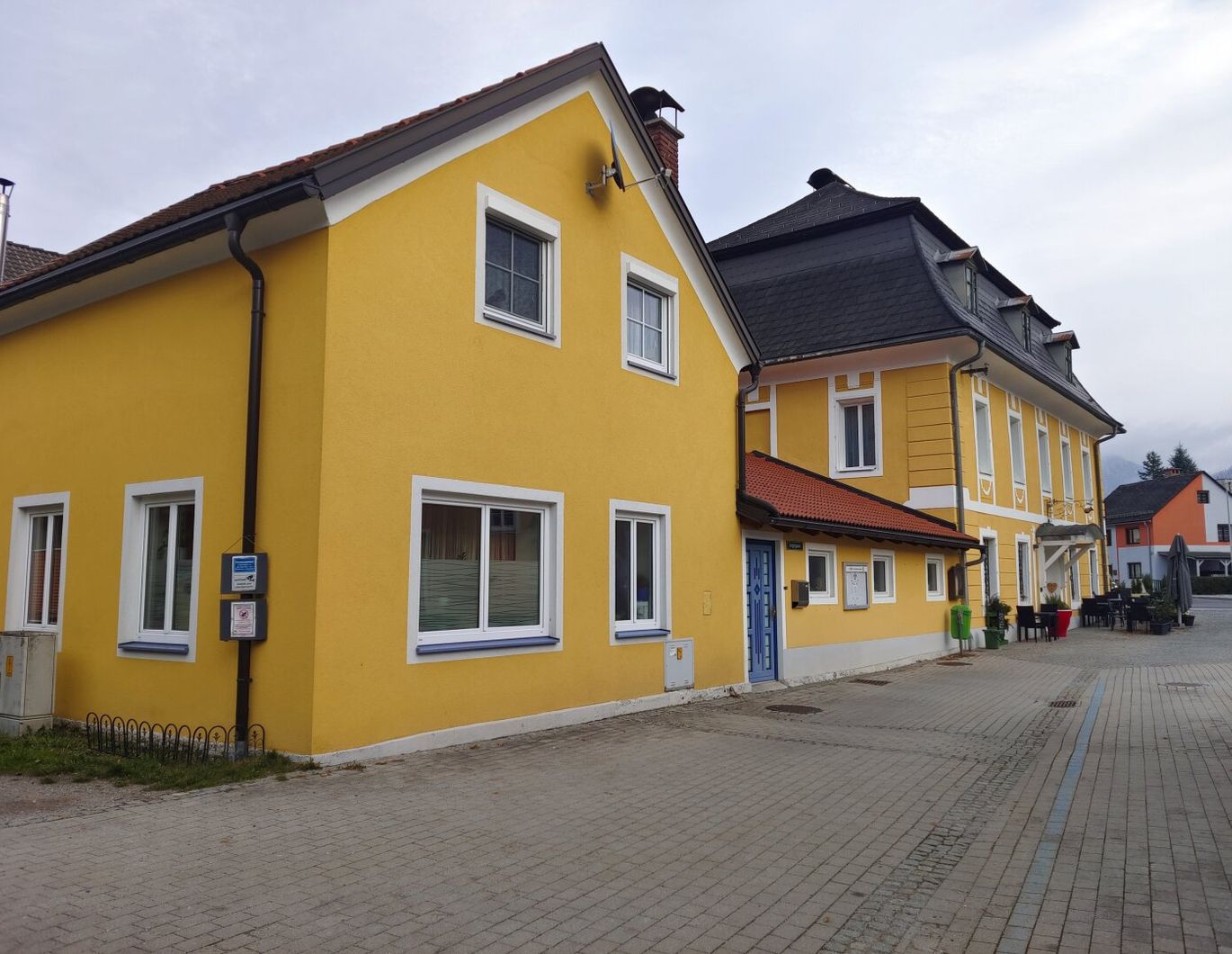 Top verpachtetes Cafe mit Zimmervermietung + exklusives Wohnhaus mit Innenhof + riesigem Stadl mit schönem Garten