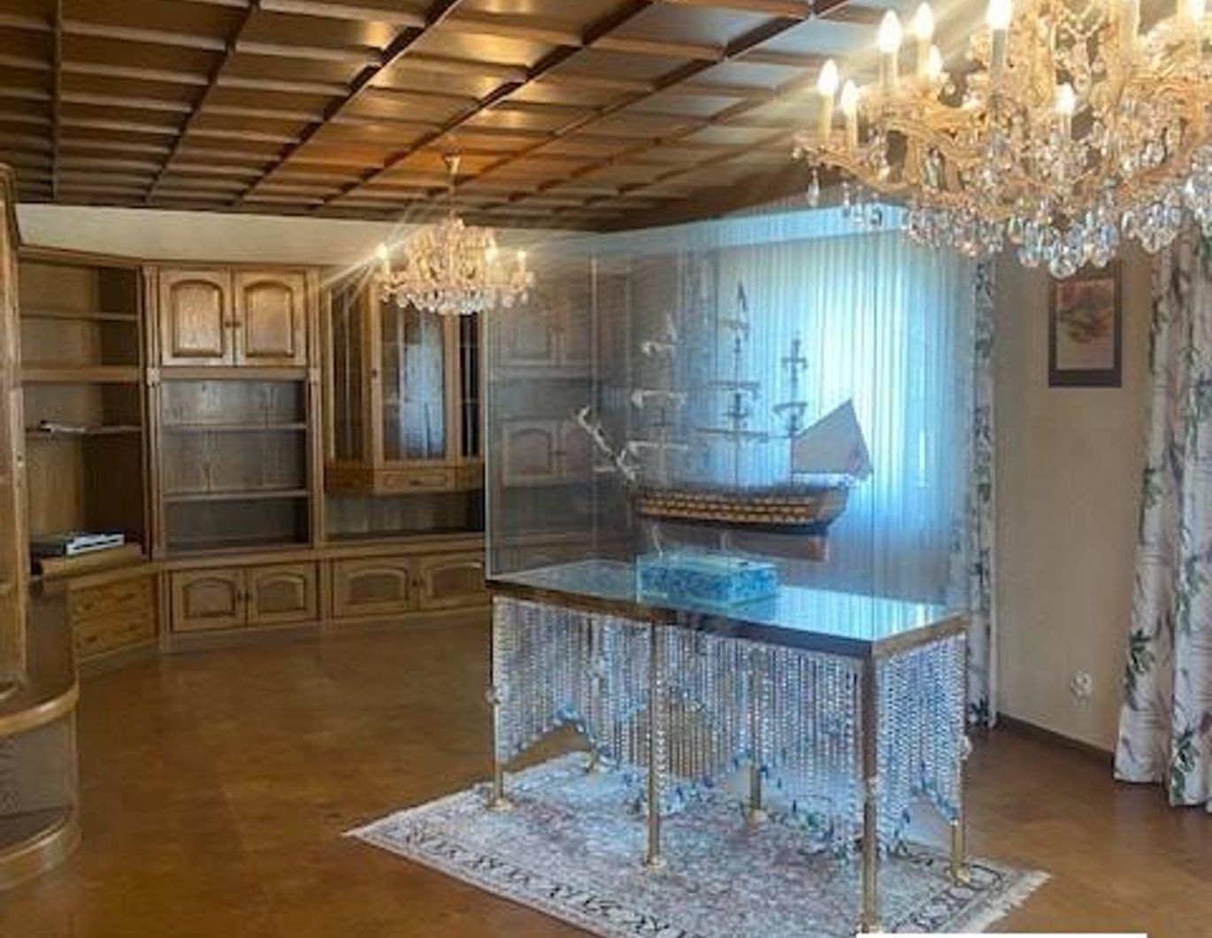 Schöner Wohnen mit vielen Garagen (Oldtimer?)