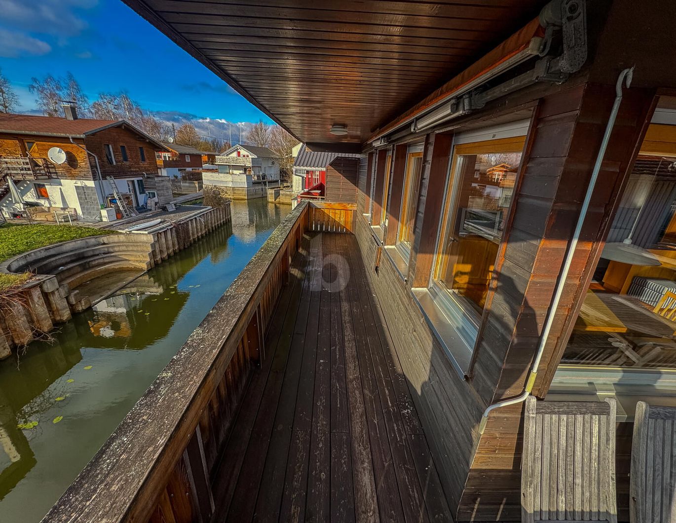 DIREKT AM WASSER: TRAUMHAFTES BOOTSHAUS IN SONNIGER LAGE