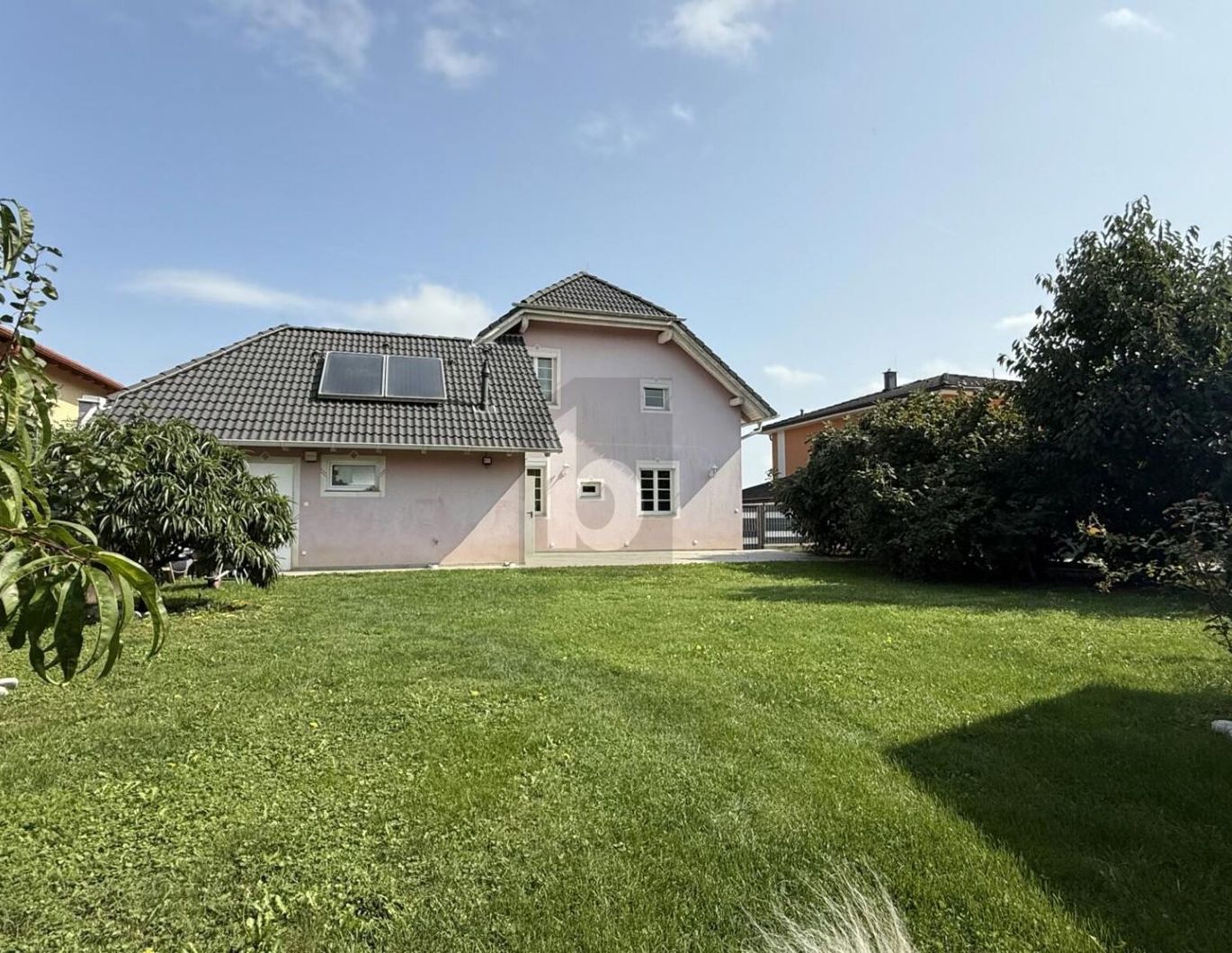 LIEBEVOLL GEPFLEGT MIT SONNIGEM SÜD-WEST GARTEN & DOPPELGARAGE