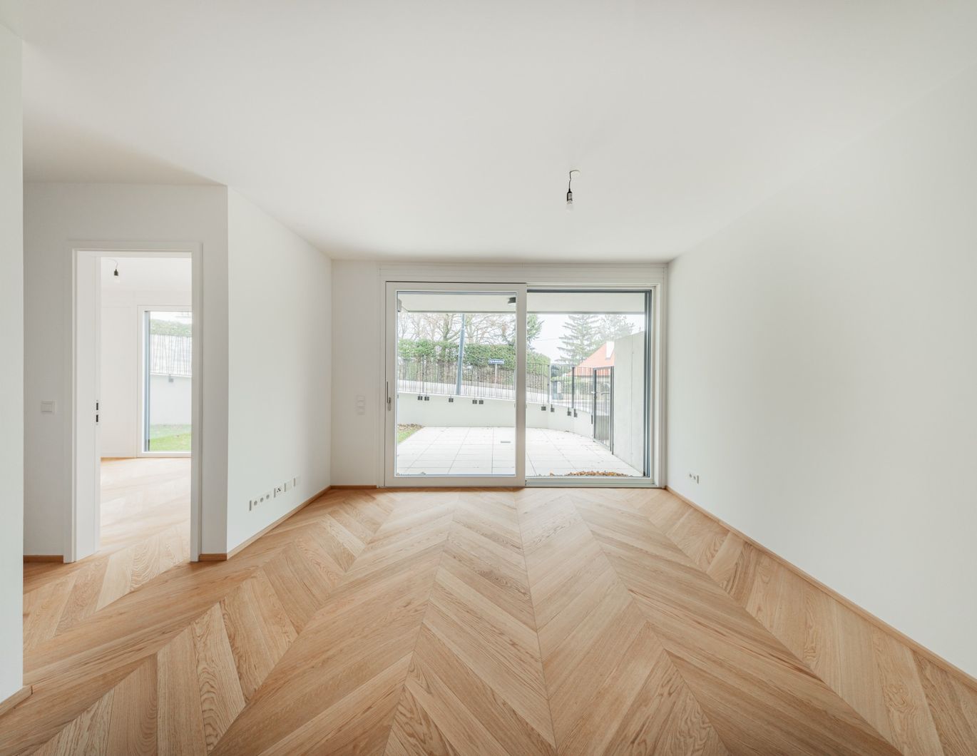 STOCK IM WEG - Erstbezug mit Gartenidylle - 3 Zimmer mit Terrasse, Fitness & Garage