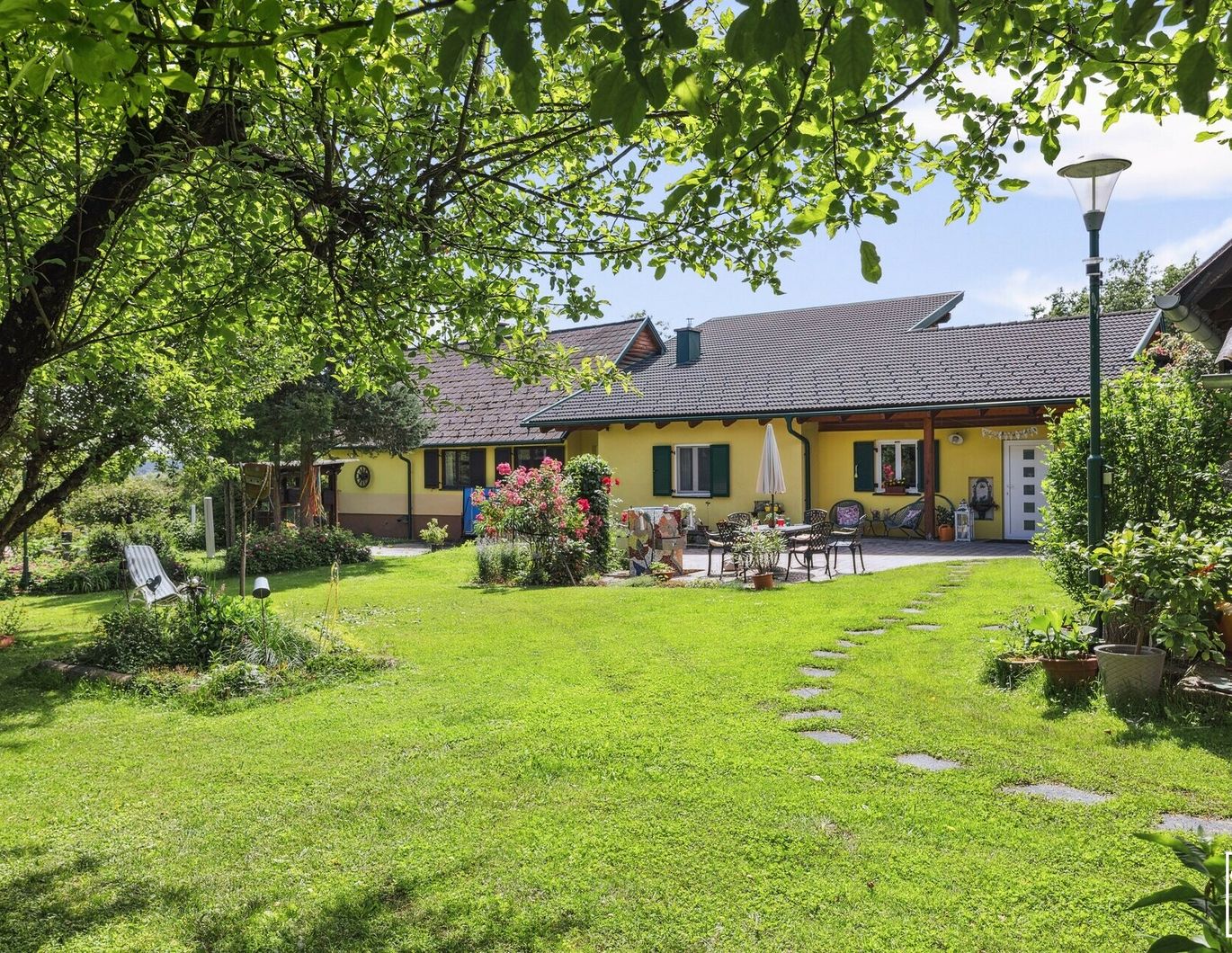 Ankommen, abschalten, aufatmen. Ihr Refugium im Grünen!