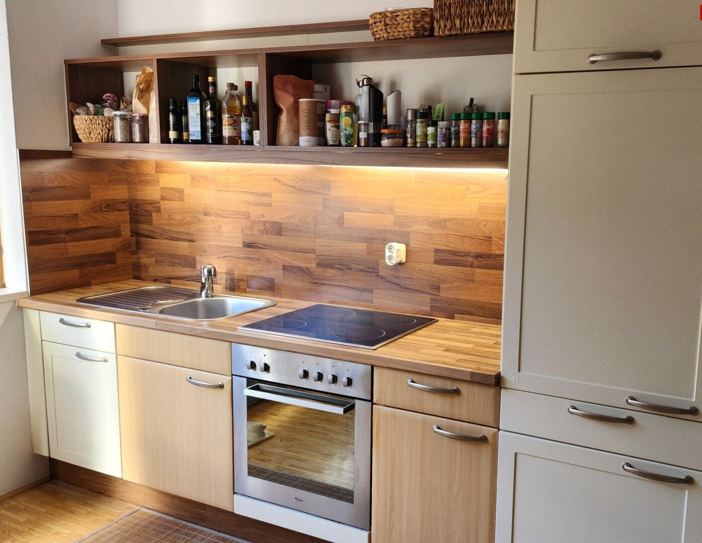 Modernes Wohnen im Holzhaus! Möblierte 3 Raumwohnung mit Balkon & Carport!