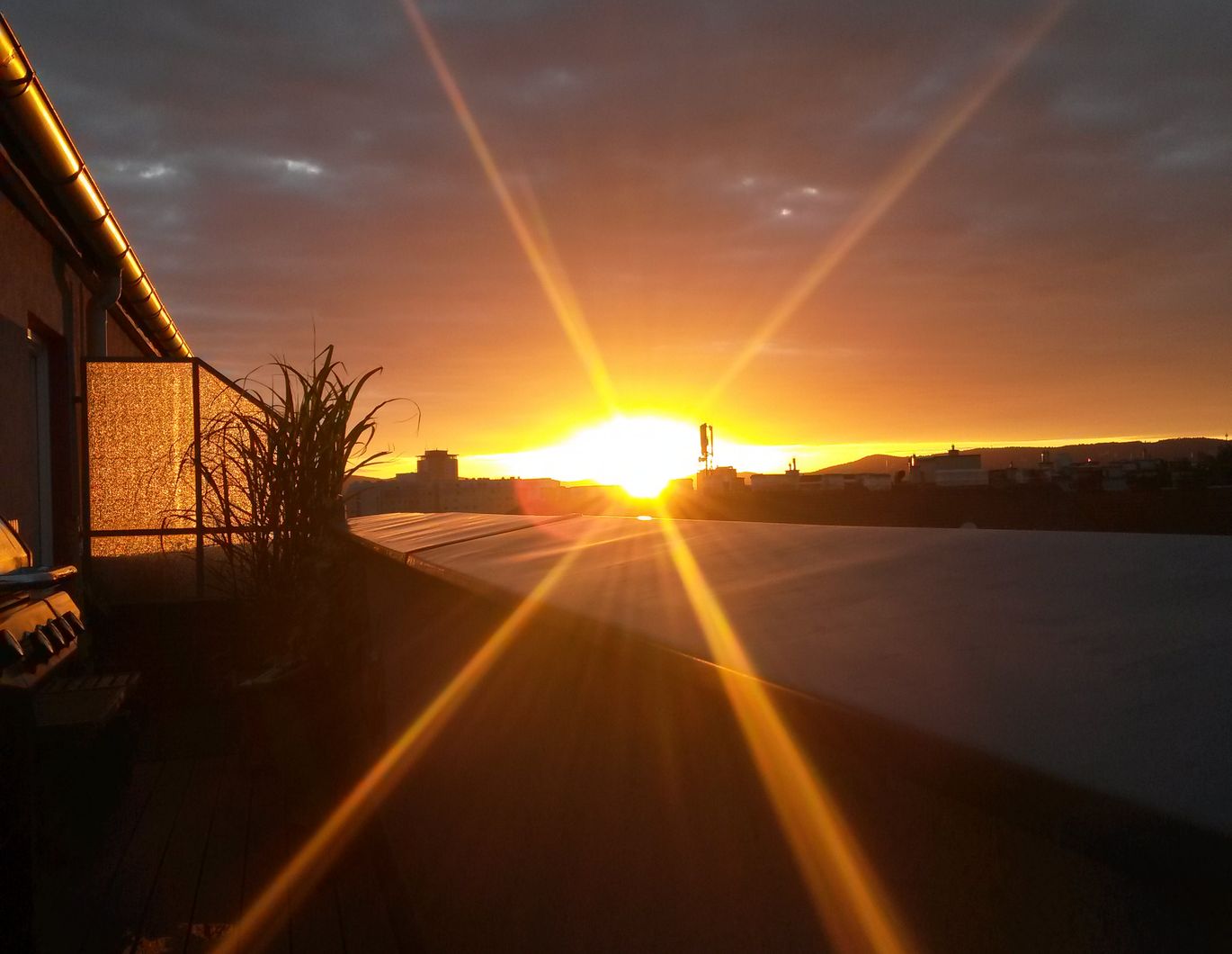 Sanierte 2-Zimmer-Dachwohnung mit 16 m² Terrasse nahe Hauptbahnhof