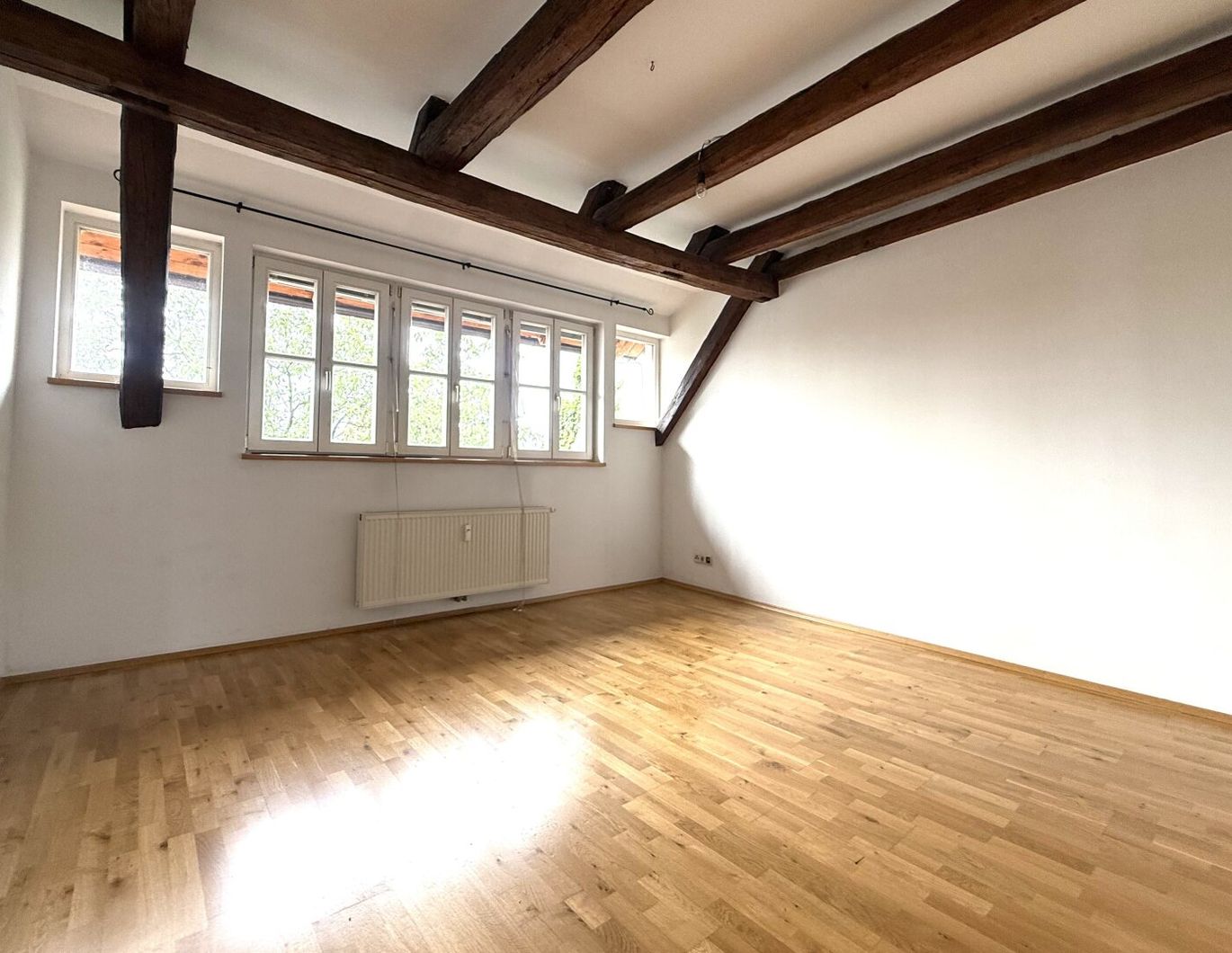 Charmante 2-Zimmer-Dachgeschosswohnung in Toplage - mit Lift und Innenhofblick