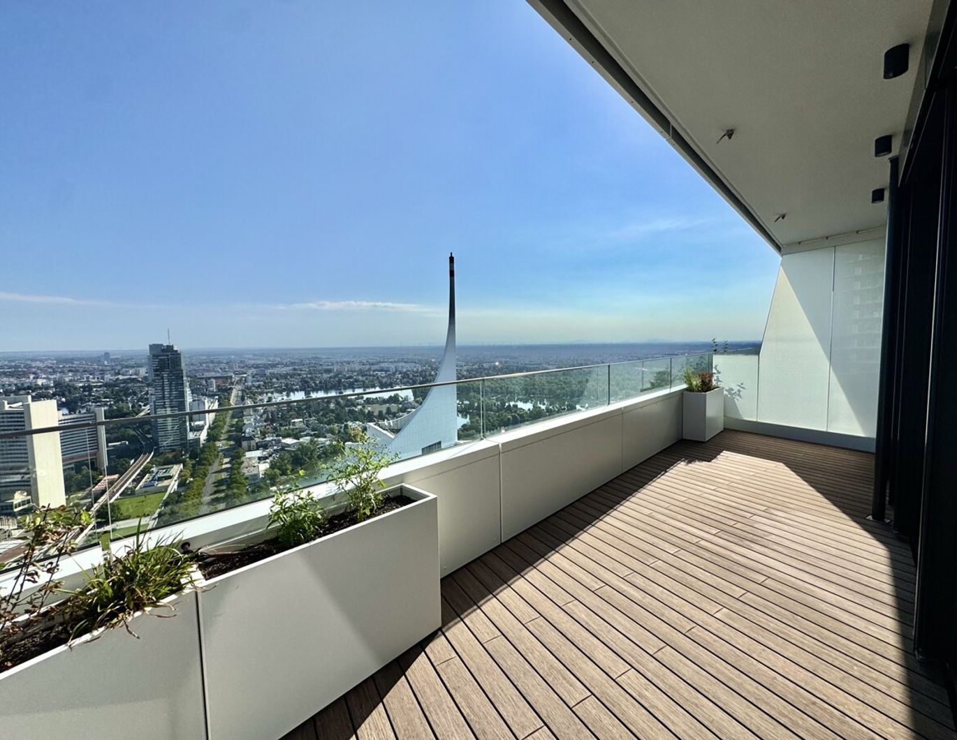 DANUBEFLATS. 40 Etage inkl. 30m2 Balkon - The one and only: Einmalig inkl. Wellness and Swimming Pool