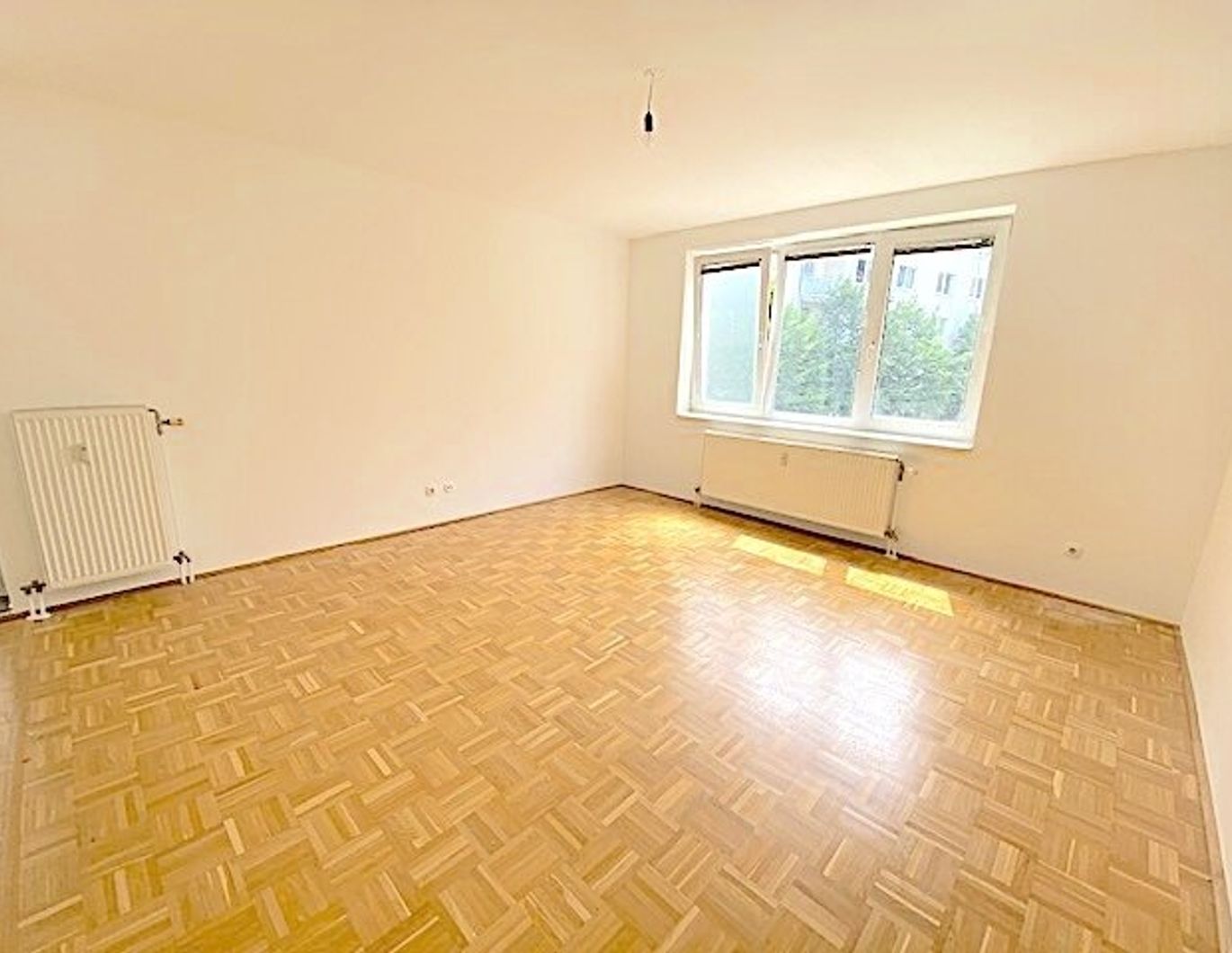 NEUER PREIS! PROVISIONSFREI! 1-ZIMMER WOHNUNG MIT LOGGIA IN DER FORSTHAUSGASSE 16!