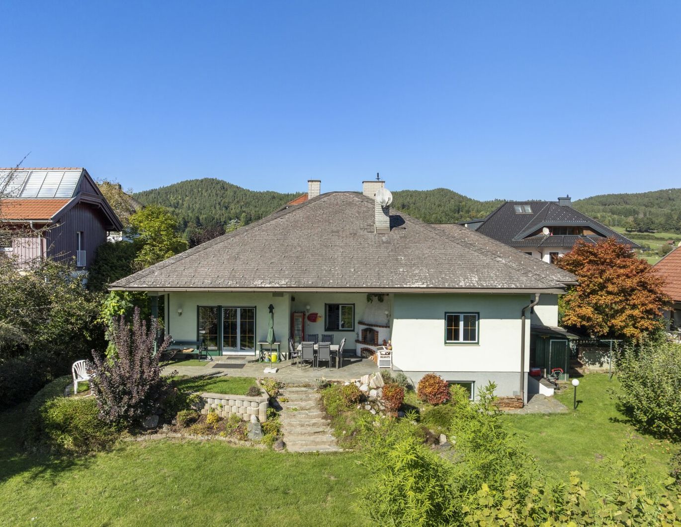 Charmanter und schöner 130m² Architekten-Bungalow in Keutschach Nähe Rauschelesee in Aussichtslage