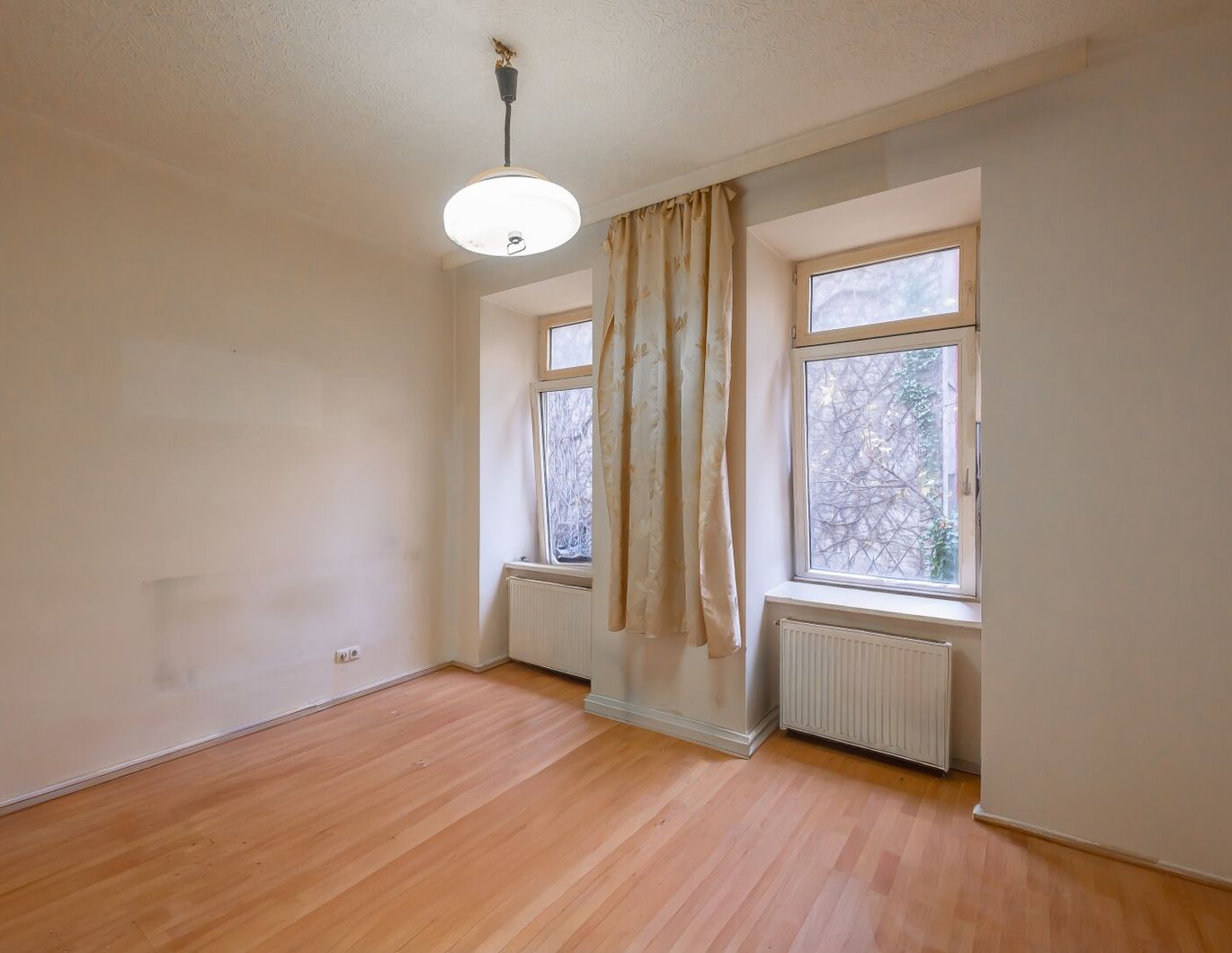 ***NEU*** Sanierungsobjekt in Toplage - 2-Zimmer-Altbau mit viel Gestaltungsspielraum