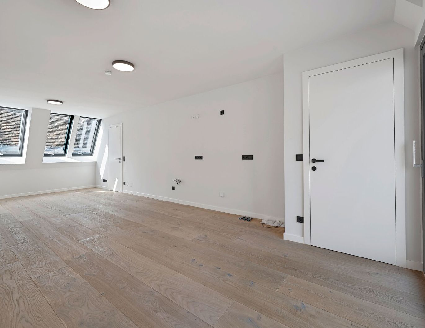 ERSTBEZUG mit hofseitiger Terrasse! Drei-Zimmer-Dachgeschoß in renovierter Liegenschaft