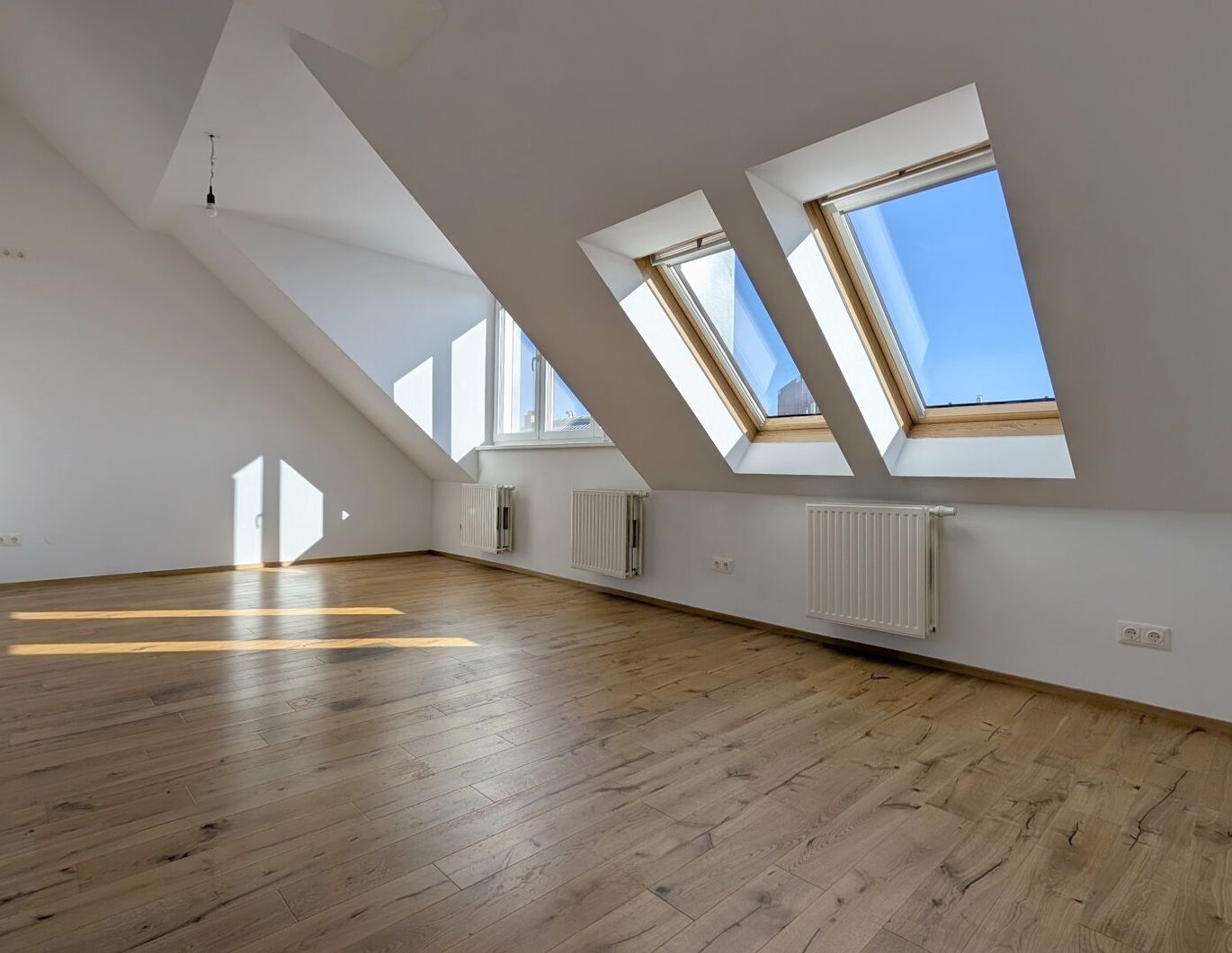 Lichtdurchflutetes Dachstudio mit Top-Anbindung nahe Donaukanal