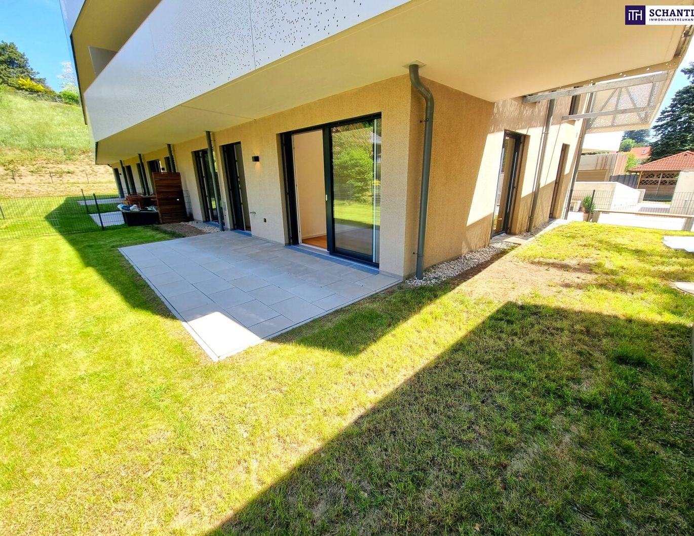 Barfuß ins Gras. Direkt vom Wohnzimmer aus. Den Sommer bereits im eigenen Garten verbringen! TOP Neubauwohnung mit viel Freiraum! Traumhafter Eigengarten + 3 Zimmer + Grün wohin das Auge reicht + Luftwärmepumpe!