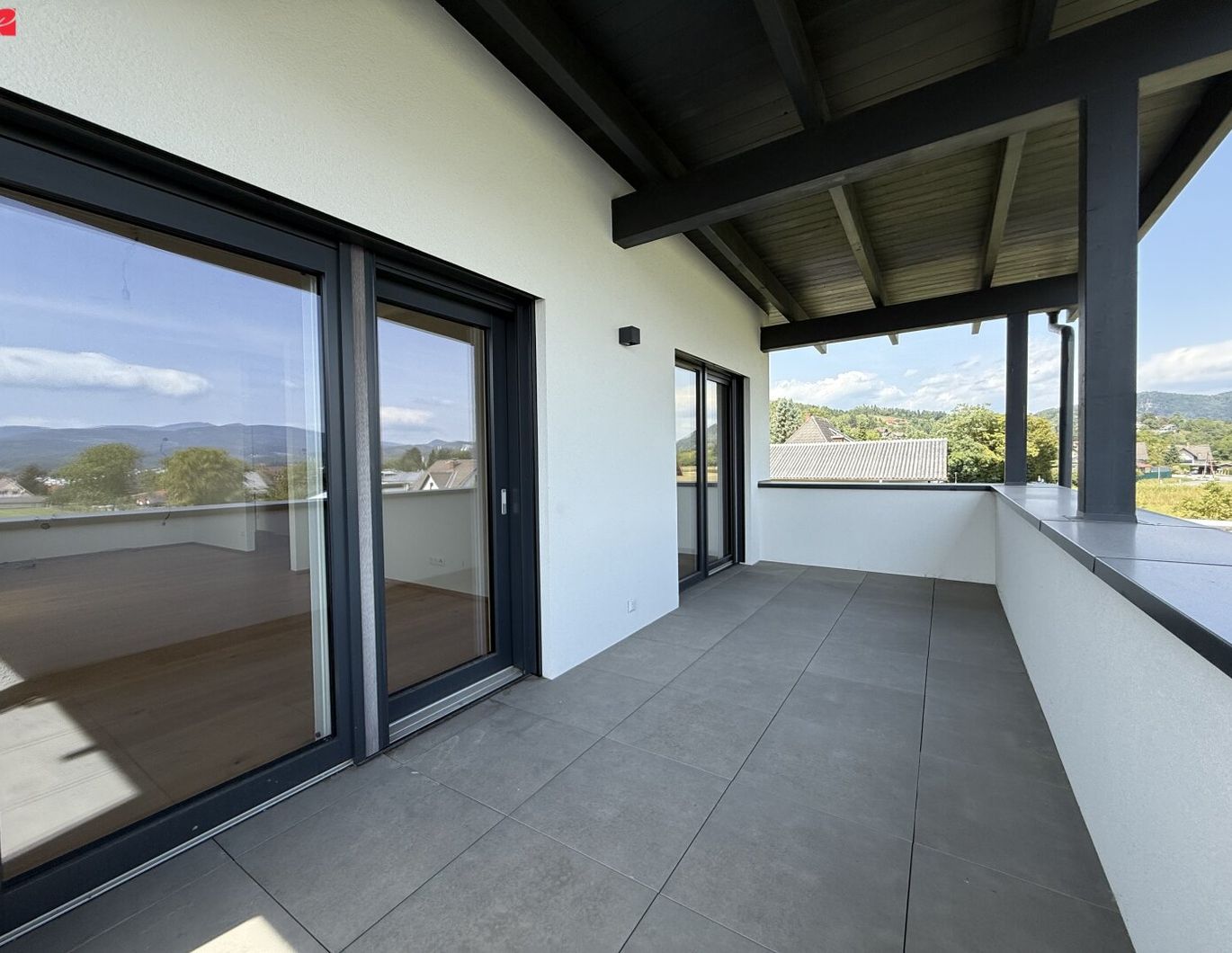 Pärchentraum Pur: Stylische Glasfronten mit Balkonzugang!