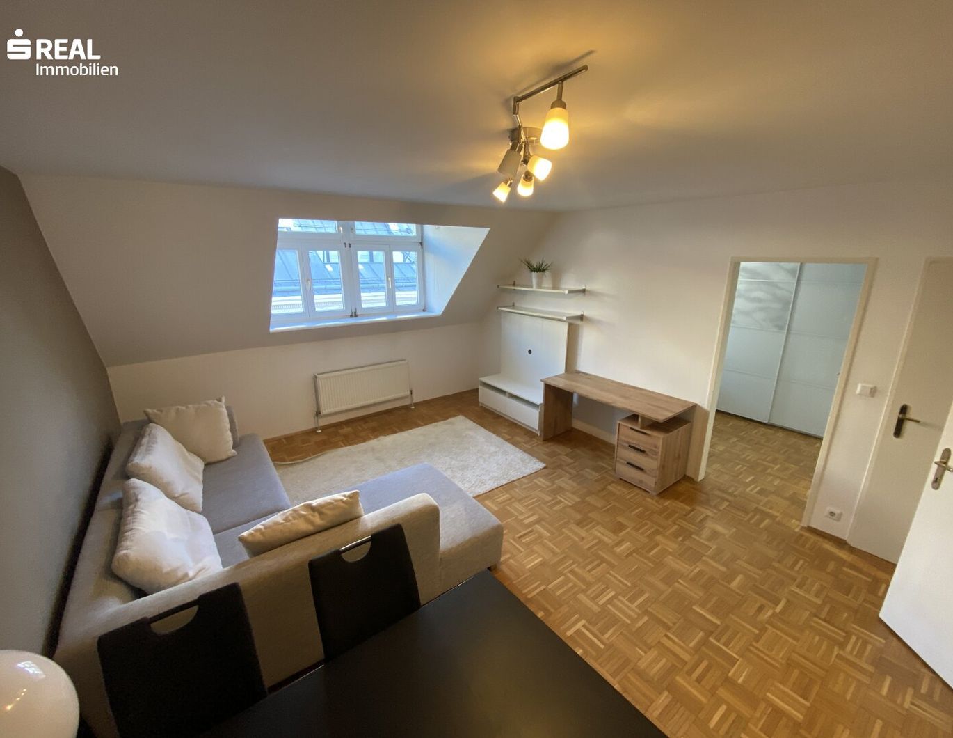 Schlossquadrat, Dachausbau 2 Zimmer, Einbauküche