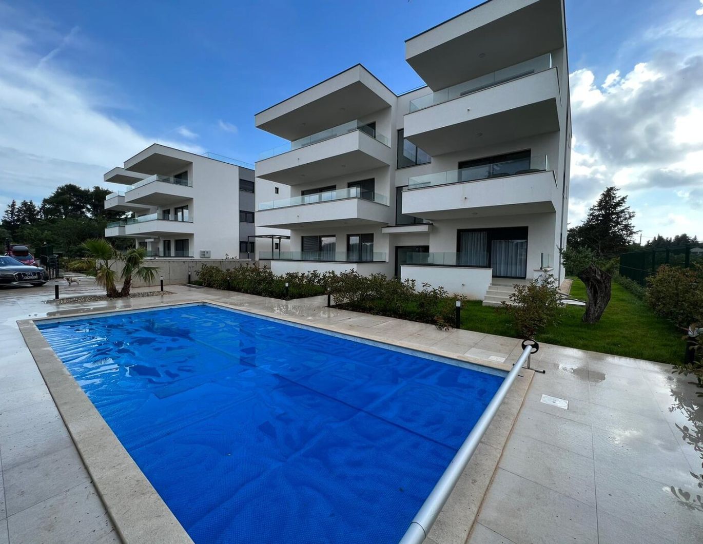 Luxuriöse, voll ausgestattete 4-Zimmer-Apartments/Terrasse/Garten/TG-Platz und Privatpool!