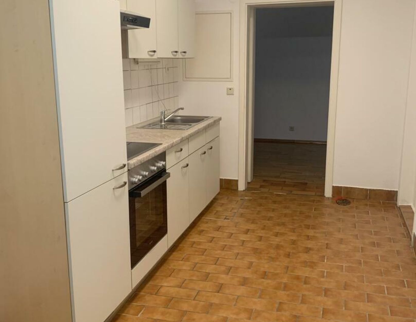 Garconniere mit Blick in den begrünten Innenhof