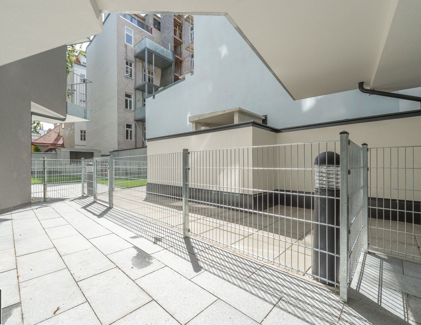 Ab Mitte Dezember verfügbar ~ moderne 3 Zimmer Neubauwohnung mit Innenhof-Terrasse in beliebter Lage ~ Kaiserstraße U6 nähe!