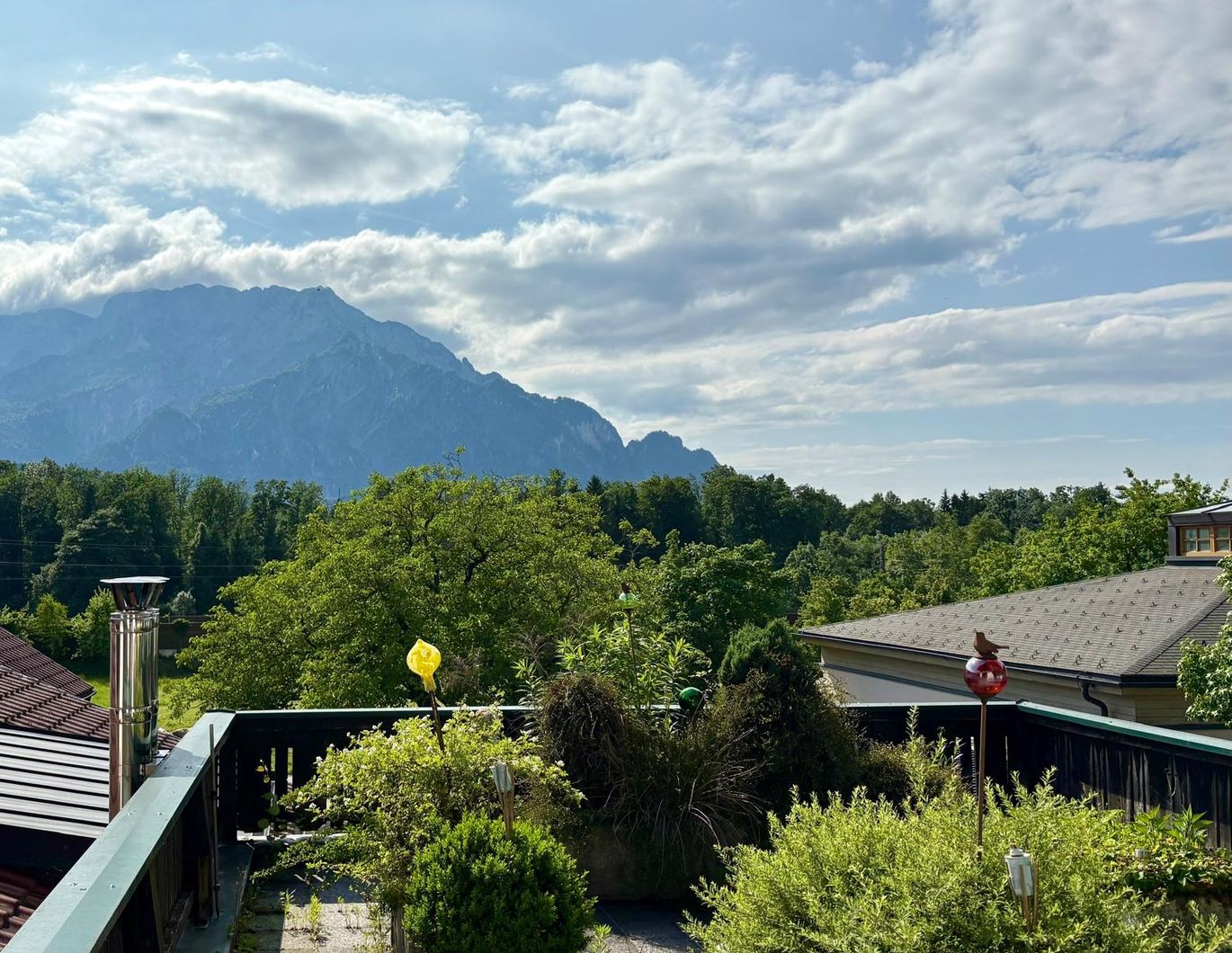 Sanierungsbedürftiges Mehrparteienhaus und Geschäftslokal
