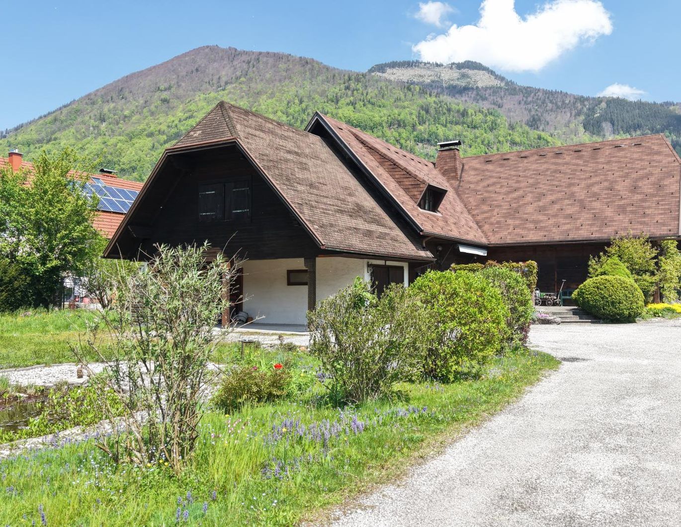 Romantisches, liebevolles Holzblockhaus in SONNIGER Lage mit schönen Ausblicken - GROSSES BAUGRUNDSTÜCK am Ortsrand!
