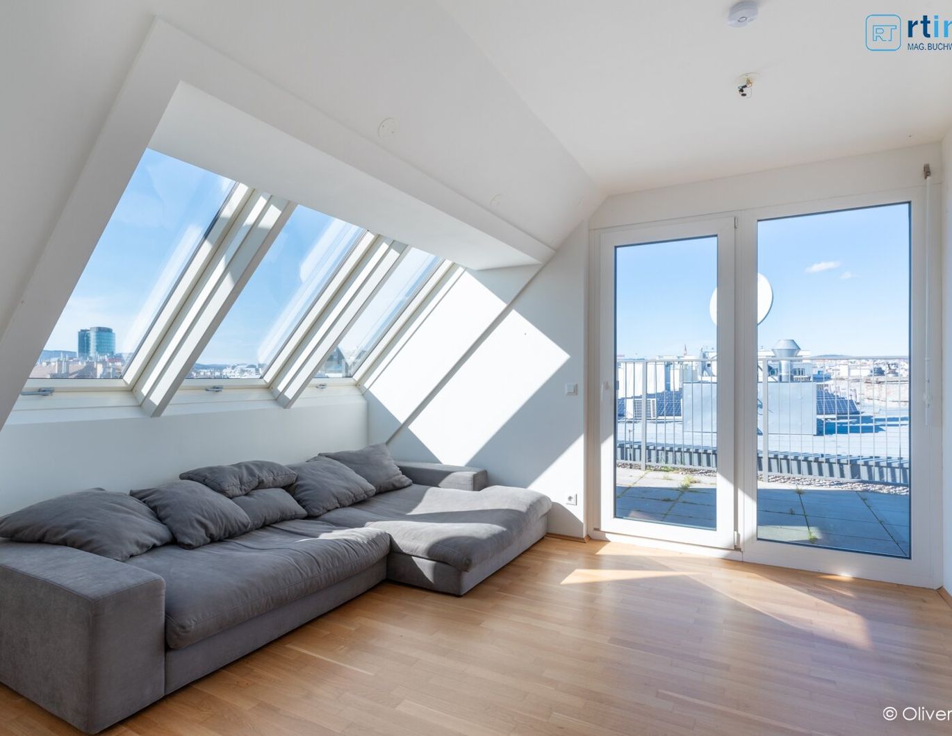 ALLEIN ODER ZU ZWEIT - LICHTDURCHFLUTETE DACHGESCHOSSWOHNUNG MIT ZWEI TERRASSEN - TEILKLIMATISIERT