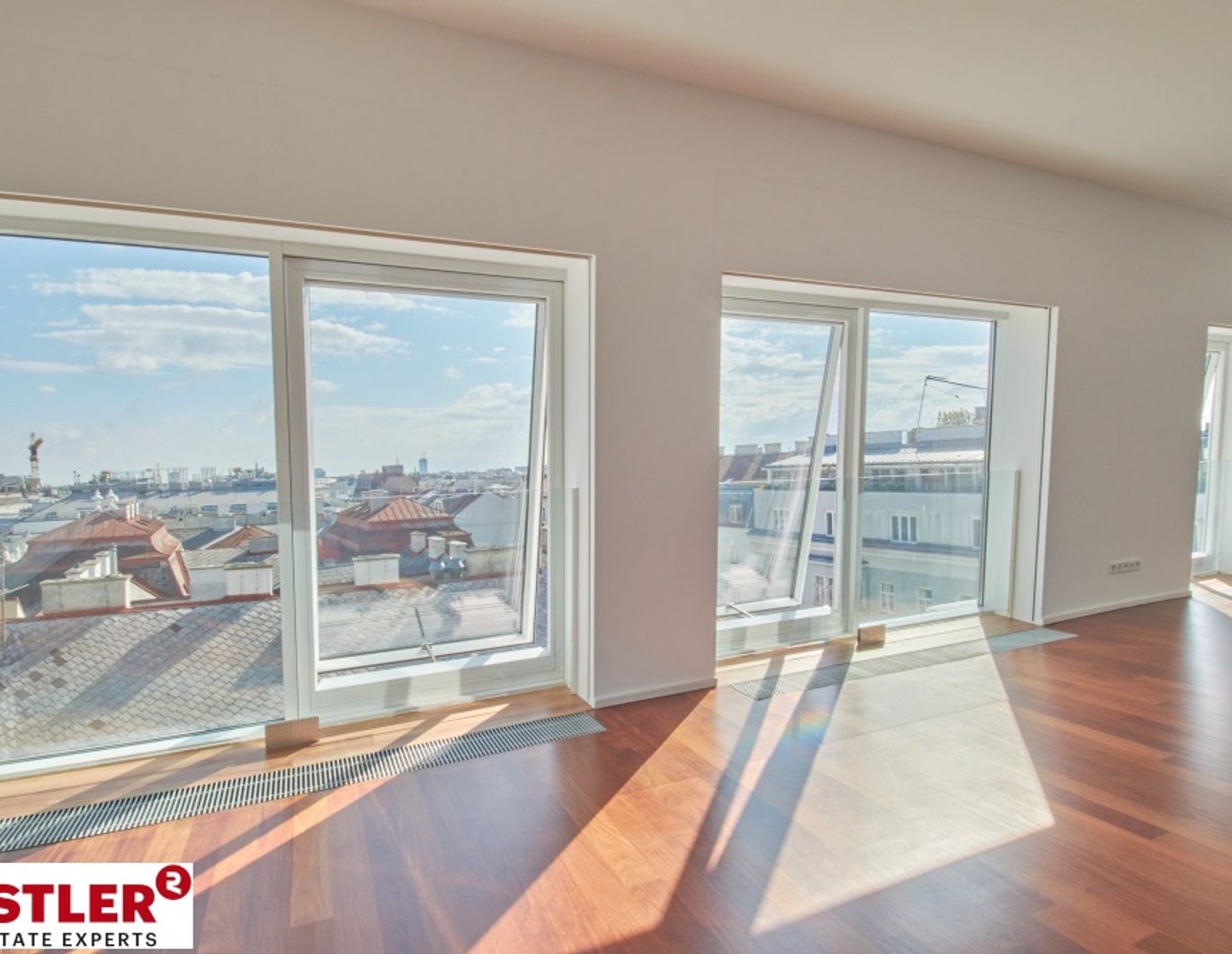 TRAUMHAFTE DG-WOHNUNG MIT BLICK AUF DIE KARLSKIRCHE!